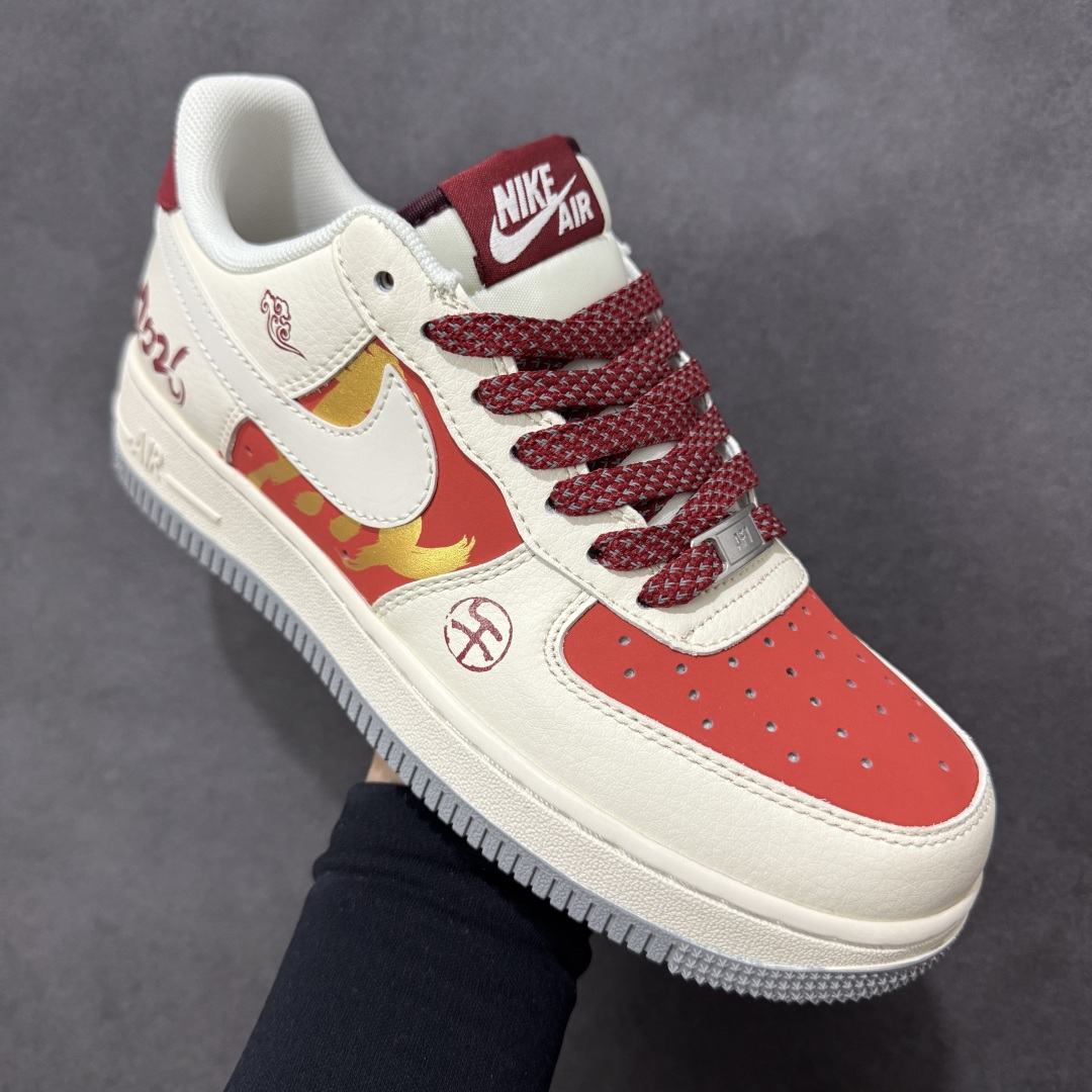 图片[3]-【定制版】马年炸场 国风封神 AIR FORCE 1 2026限定马年主题设计，红白撞色点燃新年氛围，鞋身烫金“马”纹与2026标识暗藏祥瑞寓意，可拆卸小马挂饰增添把玩感。经典空军一号鞋型搭载Air气垫，兼顾复古颜值与舒适脚感，拜年出街双在线，妥妥新年战靴！ 货号：JP2026-151 尺码：36 36.5 37.5 38 38.5 39 40 40.5 41 42 42.5 43 44 44.5 45-选品中心