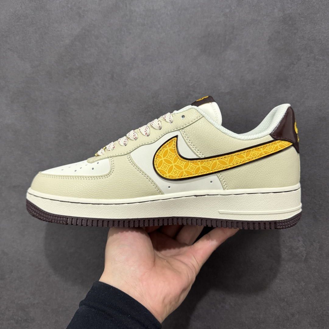 图片[2]-【定制版】NIke Air Force 1 \’07 Low “马年限定–米杏金纹” 空军一号低帮 运动鞋 休闲鞋 折边针车 工艺难度大 原楦头原纸板 高端定制鞋盒 原厂鞋底 超高清洁度 细节完美 货号：NH0601-504 尺码：36 36.5 37.5 38 38.5 39 40 40.5 41 42 42.5 43 44 44.5 45-选品中心
