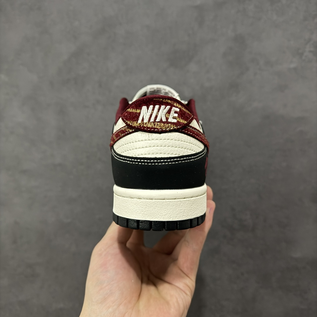 图片[4]-【定制版】Nike Dunk Low 2026 丙午马年限定款 Swoosh 标识融入红金撞色的马形图案与火焰纹理，鞋身搭配迷你马形标识，采用黑、白、酒红撞色的复古配色，将生肖文化与动感火焰元素结合的标志性设计，既凸显新年热烈氛围，又注入了灵动的视觉张力；黑白撞色基底搭配酒红马形火焰 Swoosh，迷你马形标识强化生肖主题，红金纹理提升细节质感，整体风格兼具复古调性与动感视觉冲击。马形火焰图案采用精细刺绣 / 印花工艺呈现，迷你马形标识以酒红印花点缀，撞色拼接处缝线规整，体现了动感风格下的细节精致度。 货号：LX1988-810 尺码：36 36.5 37.5 38 38.5 39 40 40.5 41 42 42.5 43 44 44.5 45-选品中心