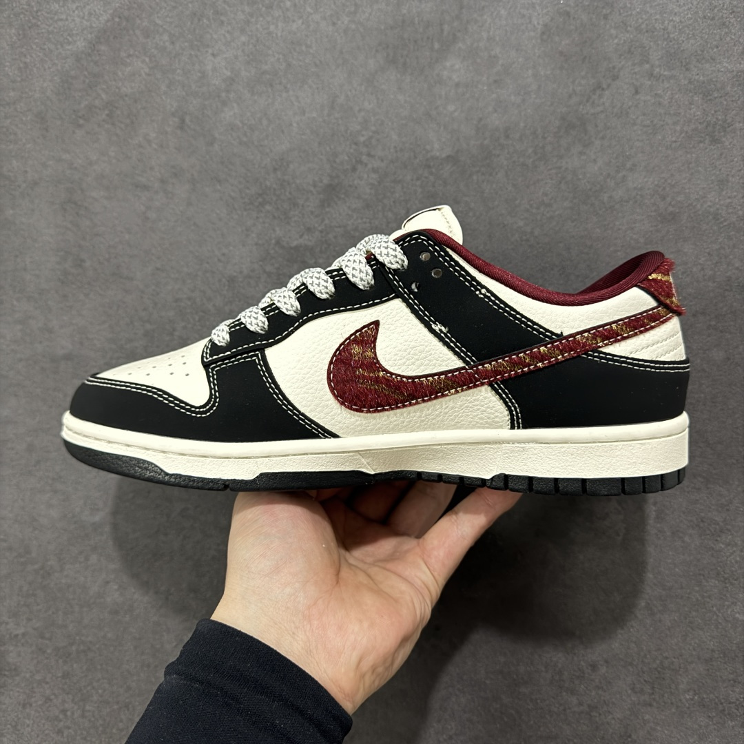 图片[2]-【定制版】Nike Dunk Low 2026 丙午马年限定款 Swoosh 标识融入红金撞色的马形图案与火焰纹理，鞋身搭配迷你马形标识，采用黑、白、酒红撞色的复古配色，将生肖文化与动感火焰元素结合的标志性设计，既凸显新年热烈氛围，又注入了灵动的视觉张力；黑白撞色基底搭配酒红马形火焰 Swoosh，迷你马形标识强化生肖主题，红金纹理提升细节质感，整体风格兼具复古调性与动感视觉冲击。马形火焰图案采用精细刺绣 / 印花工艺呈现，迷你马形标识以酒红印花点缀，撞色拼接处缝线规整，体现了动感风格下的细节精致度。 货号：LX1988-810 尺码：36 36.5 37.5 38 38.5 39 40 40.5 41 42 42.5 43 44 44.5 45-选品中心