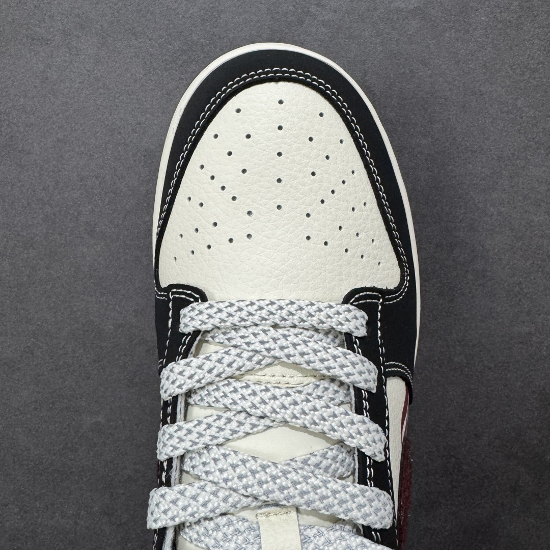 图片[8]-【定制版】Nike Dunk Low 2026 丙午马年限定款 Swoosh 标识融入红金撞色的马形图案与火焰纹理，鞋身搭配迷你马形标识，采用黑、白、酒红撞色的复古配色，将生肖文化与动感火焰元素结合的标志性设计，既凸显新年热烈氛围，又注入了灵动的视觉张力；黑白撞色基底搭配酒红马形火焰 Swoosh，迷你马形标识强化生肖主题，红金纹理提升细节质感，整体风格兼具复古调性与动感视觉冲击。马形火焰图案采用精细刺绣 / 印花工艺呈现，迷你马形标识以酒红印花点缀，撞色拼接处缝线规整，体现了动感风格下的细节精致度。 货号：LX1988-810 尺码：36 36.5 37.5 38 38.5 39 40 40.5 41 42 42.5 43 44 44.5 45-选品中心