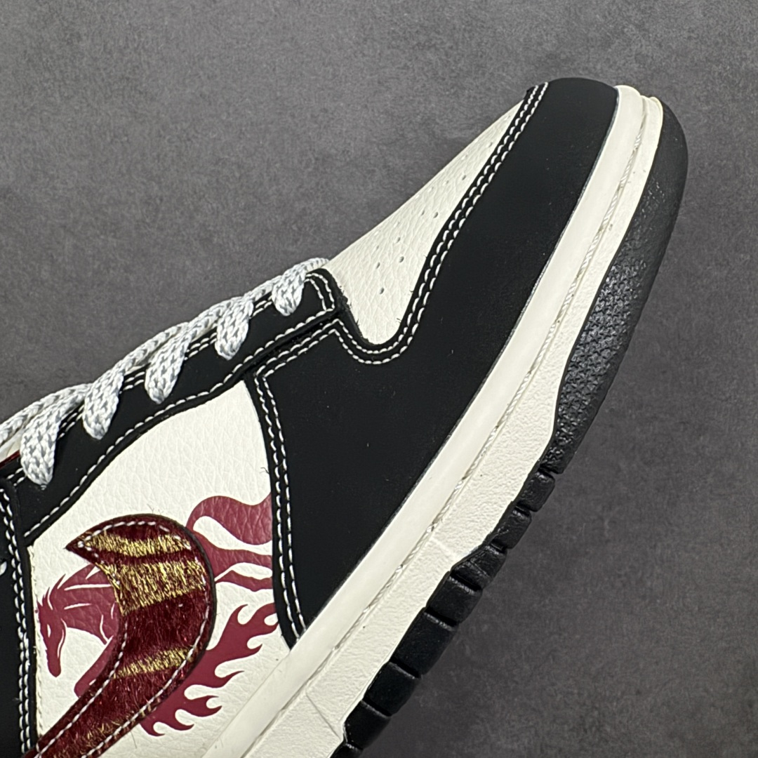 图片[5]-【定制版】Nike Dunk Low 2026 丙午马年限定款 Swoosh 标识融入红金撞色的马形图案与火焰纹理，鞋身搭配迷你马形标识，采用黑、白、酒红撞色的复古配色，将生肖文化与动感火焰元素结合的标志性设计，既凸显新年热烈氛围，又注入了灵动的视觉张力；黑白撞色基底搭配酒红马形火焰 Swoosh，迷你马形标识强化生肖主题，红金纹理提升细节质感，整体风格兼具复古调性与动感视觉冲击。马形火焰图案采用精细刺绣 / 印花工艺呈现，迷你马形标识以酒红印花点缀，撞色拼接处缝线规整，体现了动感风格下的细节精致度。 货号：LX1988-810 尺码：36 36.5 37.5 38 38.5 39 40 40.5 41 42 42.5 43 44 44.5 45-选品中心