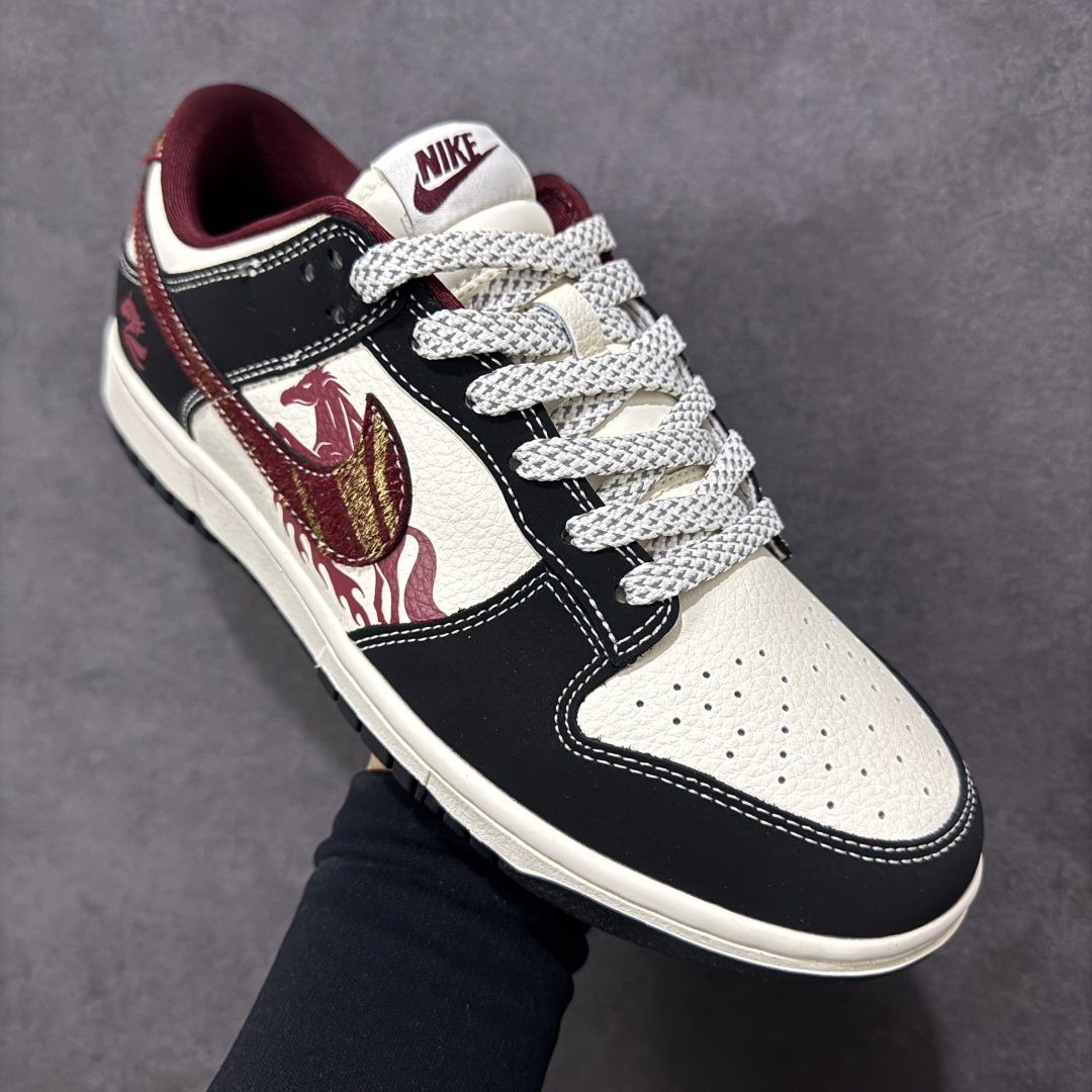 图片[3]-【定制版】Nike Dunk Low 2026 丙午马年限定款 Swoosh 标识融入红金撞色的马形图案与火焰纹理，鞋身搭配迷你马形标识，采用黑、白、酒红撞色的复古配色，将生肖文化与动感火焰元素结合的标志性设计，既凸显新年热烈氛围，又注入了灵动的视觉张力；黑白撞色基底搭配酒红马形火焰 Swoosh，迷你马形标识强化生肖主题，红金纹理提升细节质感，整体风格兼具复古调性与动感视觉冲击。马形火焰图案采用精细刺绣 / 印花工艺呈现，迷你马形标识以酒红印花点缀，撞色拼接处缝线规整，体现了动感风格下的细节精致度。 货号：LX1988-810 尺码：36 36.5 37.5 38 38.5 39 40 40.5 41 42 42.5 43 44 44.5 45-选品中心