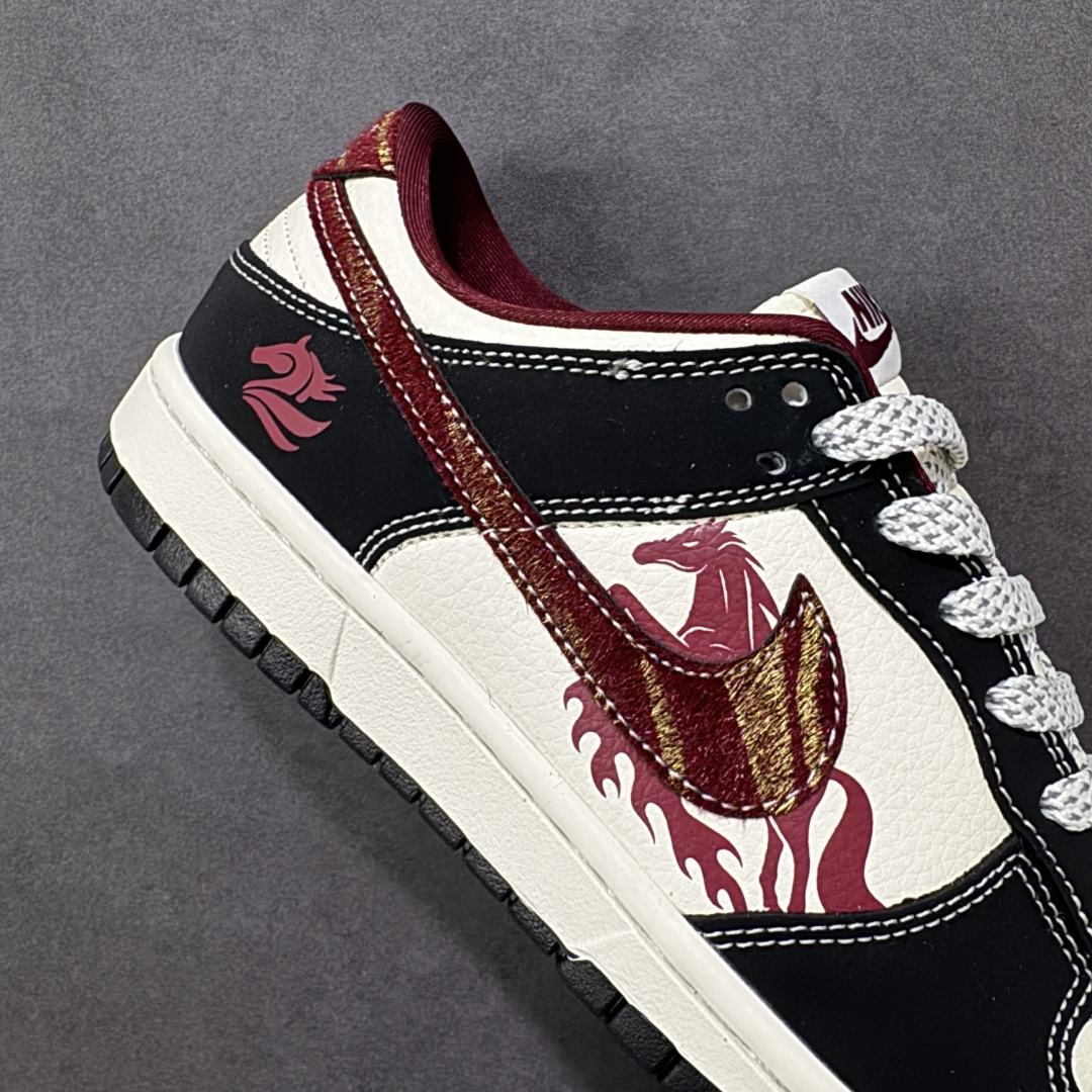 图片[6]-【定制版】Nike Dunk Low 2026 丙午马年限定款 Swoosh 标识融入红金撞色的马形图案与火焰纹理，鞋身搭配迷你马形标识，采用黑、白、酒红撞色的复古配色，将生肖文化与动感火焰元素结合的标志性设计，既凸显新年热烈氛围，又注入了灵动的视觉张力；黑白撞色基底搭配酒红马形火焰 Swoosh，迷你马形标识强化生肖主题，红金纹理提升细节质感，整体风格兼具复古调性与动感视觉冲击。马形火焰图案采用精细刺绣 / 印花工艺呈现，迷你马形标识以酒红印花点缀，撞色拼接处缝线规整，体现了动感风格下的细节精致度。 货号：LX1988-810 尺码：36 36.5 37.5 38 38.5 39 40 40.5 41 42 42.5 43 44 44.5 45-选品中心