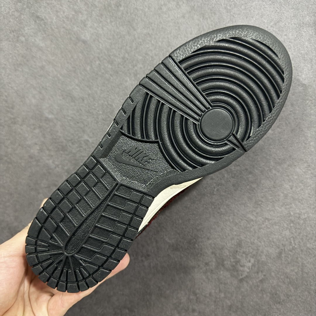 图片[9]-【定制版】Nike Dunk Low 2026 丙午马年限定款 Swoosh 标识融入红金撞色的马形图案与火焰纹理，鞋身搭配迷你马形标识，采用黑、白、酒红撞色的复古配色，将生肖文化与动感火焰元素结合的标志性设计，既凸显新年热烈氛围，又注入了灵动的视觉张力；黑白撞色基底搭配酒红马形火焰 Swoosh，迷你马形标识强化生肖主题，红金纹理提升细节质感，整体风格兼具复古调性与动感视觉冲击。马形火焰图案采用精细刺绣 / 印花工艺呈现，迷你马形标识以酒红印花点缀，撞色拼接处缝线规整，体现了动感风格下的细节精致度。 货号：LX1988-810 尺码：36 36.5 37.5 38 38.5 39 40 40.5 41 42 42.5 43 44 44.5 45-选品中心