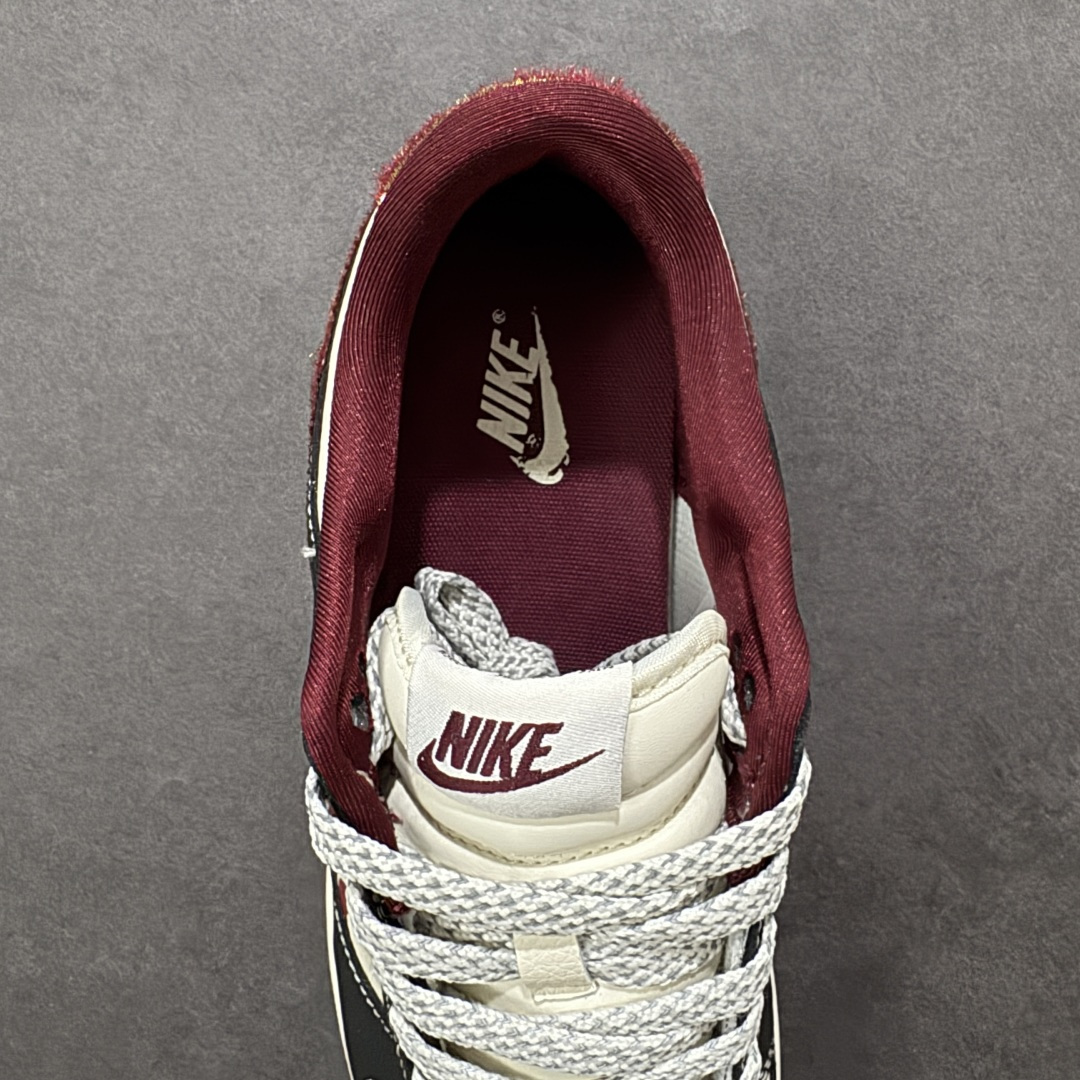 图片[7]-【定制版】Nike Dunk Low 2026 丙午马年限定款 Swoosh 标识融入红金撞色的马形图案与火焰纹理，鞋身搭配迷你马形标识，采用黑、白、酒红撞色的复古配色，将生肖文化与动感火焰元素结合的标志性设计，既凸显新年热烈氛围，又注入了灵动的视觉张力；黑白撞色基底搭配酒红马形火焰 Swoosh，迷你马形标识强化生肖主题，红金纹理提升细节质感，整体风格兼具复古调性与动感视觉冲击。马形火焰图案采用精细刺绣 / 印花工艺呈现，迷你马形标识以酒红印花点缀，撞色拼接处缝线规整，体现了动感风格下的细节精致度。 货号：LX1988-810 尺码：36 36.5 37.5 38 38.5 39 40 40.5 41 42 42.5 43 44 44.5 45-选品中心