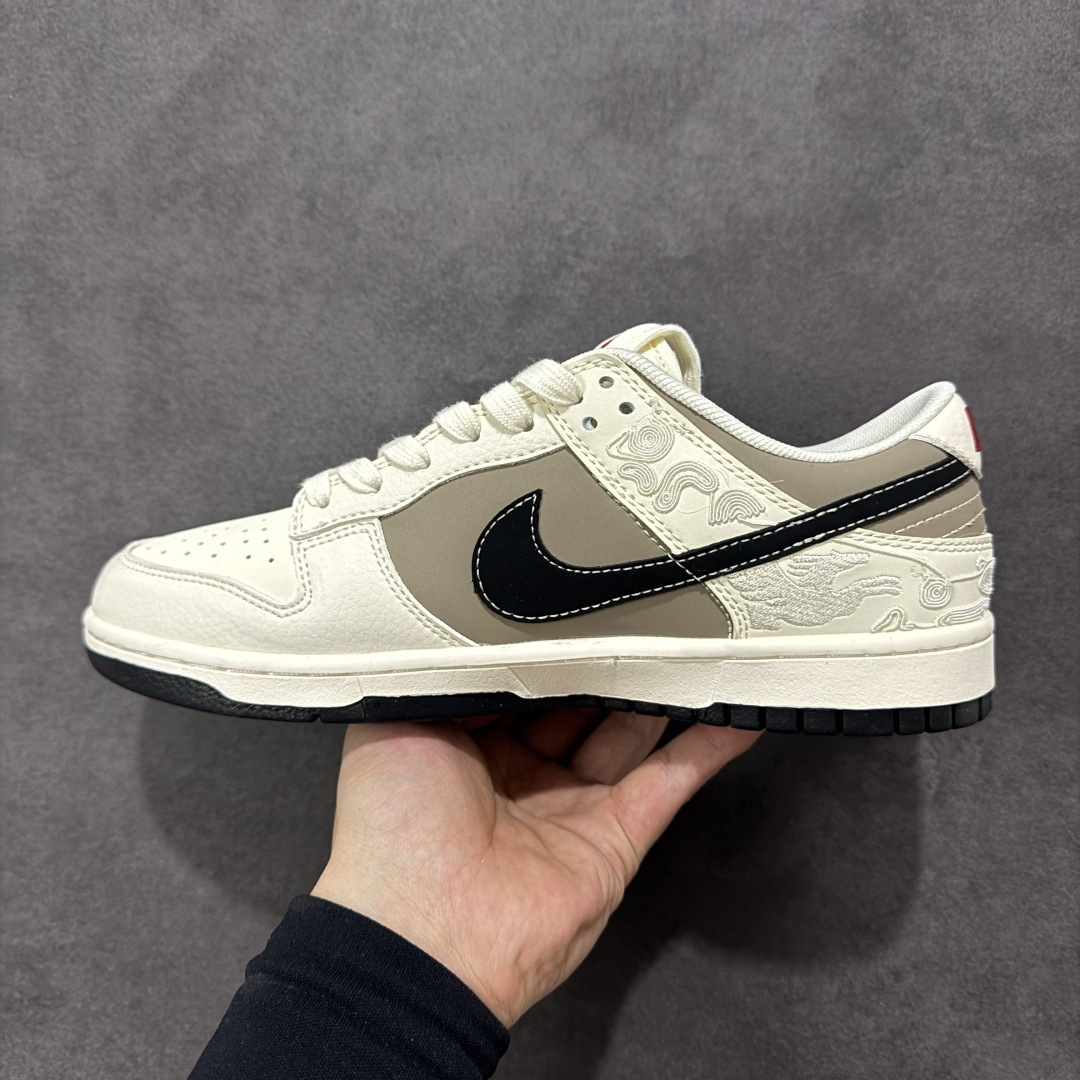 图片[2]-【定制版】Nike Dunk Low 2026 丙午马年限定款 鞋身融入细腻祥云暗纹，搭配红色马形艺术标识，采用米白、浅灰、黑为主调 + 红色细节点缀的配色，米白皮革 + 浅灰麂皮基底搭配祥云暗纹，红色马形标识强化生肖主题，双 Swoosh（黑 + 红标）提升视觉层次，整体风格兼具复古调性与中式文化属性。祥云暗纹采用精细压纹工艺呈现，红色马形标识以刺绣工艺点缀，双 Swoosh 通过材质与细节标记得区分强化层次，撞色拼接处缝线规整，体现了简约风格下的细节精致度。 货号：JY6988-143 尺码：36 36.5 37.5 38 38.5 39 40 40.5 41 42 42.5 43 44 44.5 45-选品中心