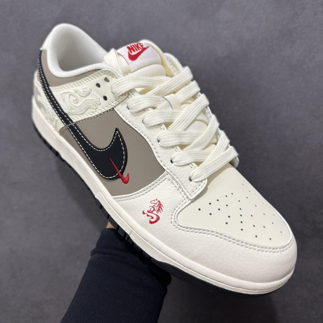 图片[3]-【定制版】Nike Dunk Low 2026 丙午马年限定款 鞋身融入细腻祥云暗纹，搭配红色马形艺术标识，采用米白、浅灰、黑为主调 + 红色细节点缀的配色，米白皮革 + 浅灰麂皮基底搭配祥云暗纹，红色马形标识强化生肖主题，双 Swoosh（黑 + 红标）提升视觉层次，整体风格兼具复古调性与中式文化属性。祥云暗纹采用精细压纹工艺呈现，红色马形标识以刺绣工艺点缀，双 Swoosh 通过材质与细节标记得区分强化层次，撞色拼接处缝线规整，体现了简约风格下的细节精致度。 货号：JY6988-143 尺码：36 36.5 37.5 38 38.5 39 40 40.5 41 42 42.5 43 44 44.5 45-选品中心