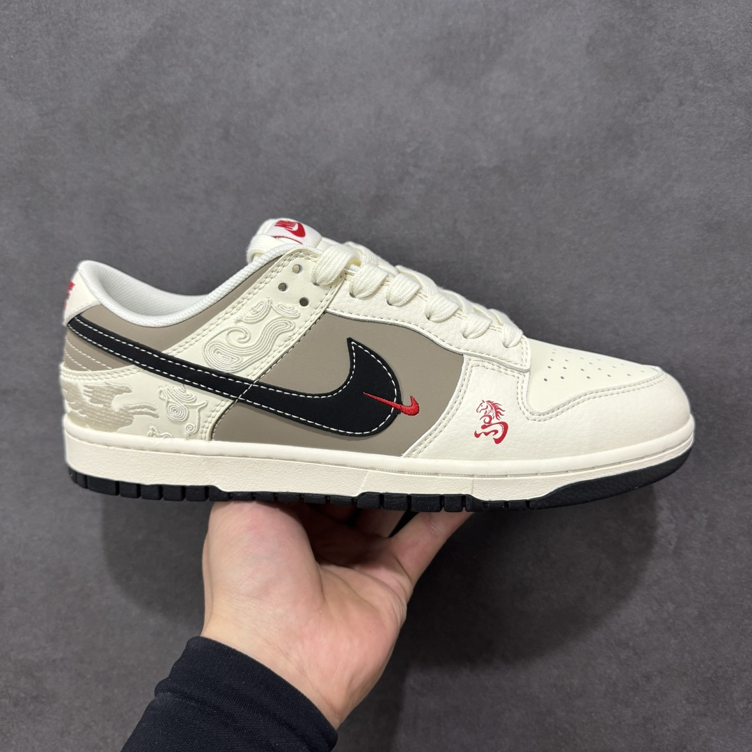 【定制版】Nike Dunk Low 2026 丙午马年限定款 鞋身融入细腻祥云暗纹，搭配红色马形艺术标识，采用米白、浅灰、黑为主调 + 红色细节点缀的配色，米白皮革 + 浅灰麂皮基底搭配祥云暗纹，红色马形标识强化生肖主题，双 Swoosh（黑 + 红标）提升视觉层次，整体风格兼具复古调性与中式文化属性。祥云暗纹采用精细压纹工艺呈现，红色马形标识以刺绣工艺点缀，双 Swoosh 通过材质与细节标记得区分强化层次，撞色拼接处缝线规整，体现了简约风格下的细节精致度。 货号：JY6988-143 尺码：36 36.5 37.5 38 38.5 39 40 40.5 41 42 42.5 43 44 44.5 45-选品中心
