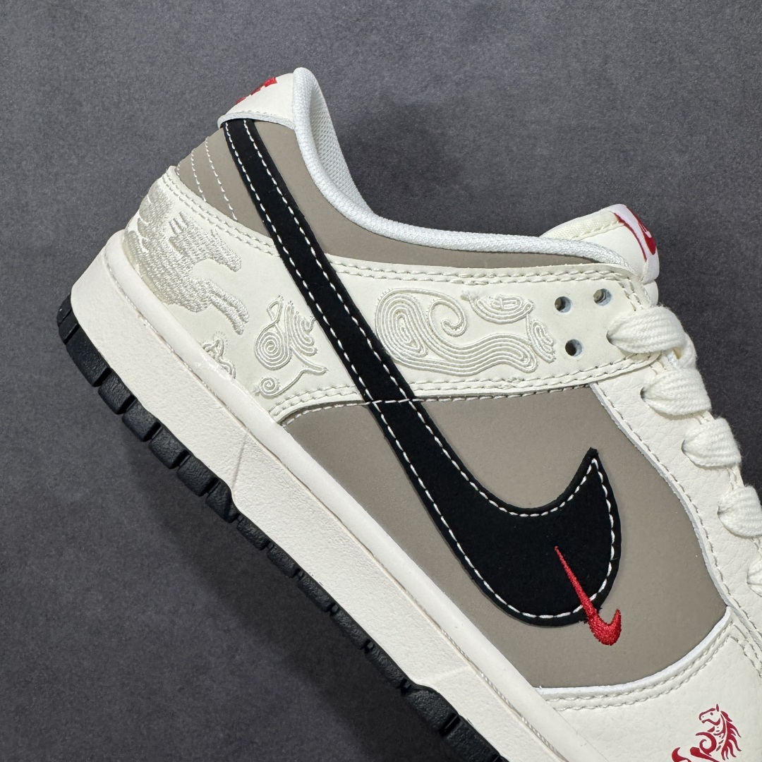 图片[6]-【定制版】Nike Dunk Low 2026 丙午马年限定款 鞋身融入细腻祥云暗纹，搭配红色马形艺术标识，采用米白、浅灰、黑为主调 + 红色细节点缀的配色，米白皮革 + 浅灰麂皮基底搭配祥云暗纹，红色马形标识强化生肖主题，双 Swoosh（黑 + 红标）提升视觉层次，整体风格兼具复古调性与中式文化属性。祥云暗纹采用精细压纹工艺呈现，红色马形标识以刺绣工艺点缀，双 Swoosh 通过材质与细节标记得区分强化层次，撞色拼接处缝线规整，体现了简约风格下的细节精致度。 货号：JY6988-143 尺码：36 36.5 37.5 38 38.5 39 40 40.5 41 42 42.5 43 44 44.5 45-选品中心