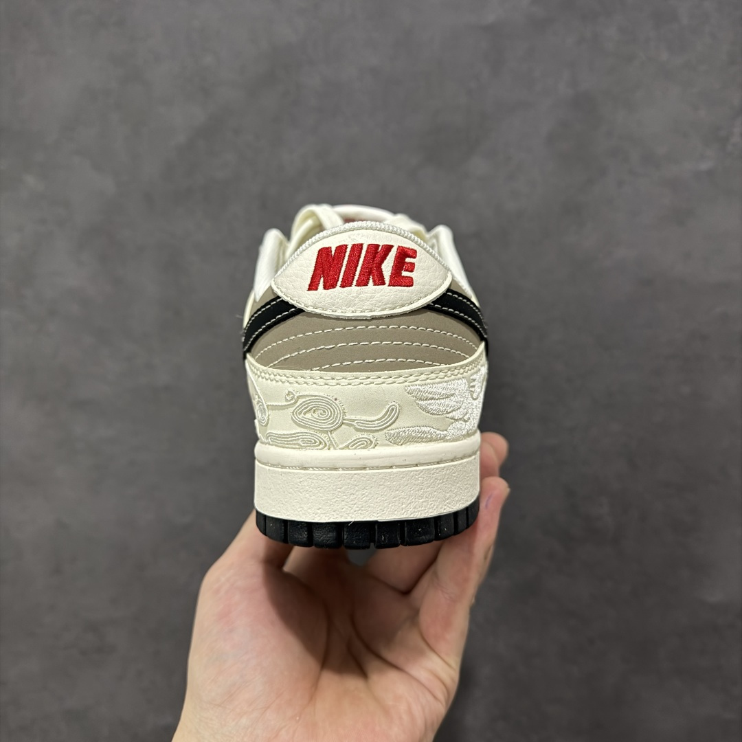 图片[4]-【定制版】Nike Dunk Low 2026 丙午马年限定款 鞋身融入细腻祥云暗纹，搭配红色马形艺术标识，采用米白、浅灰、黑为主调 + 红色细节点缀的配色，米白皮革 + 浅灰麂皮基底搭配祥云暗纹，红色马形标识强化生肖主题，双 Swoosh（黑 + 红标）提升视觉层次，整体风格兼具复古调性与中式文化属性。祥云暗纹采用精细压纹工艺呈现，红色马形标识以刺绣工艺点缀，双 Swoosh 通过材质与细节标记得区分强化层次，撞色拼接处缝线规整，体现了简约风格下的细节精致度。 货号：JY6988-143 尺码：36 36.5 37.5 38 38.5 39 40 40.5 41 42 42.5 43 44 44.5 45-选品中心