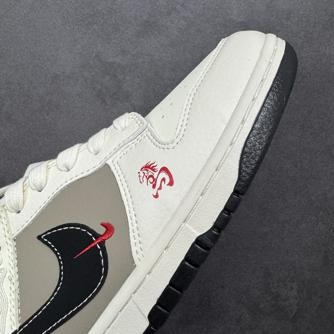 图片[5]-【定制版】Nike Dunk Low 2026 丙午马年限定款 鞋身融入细腻祥云暗纹，搭配红色马形艺术标识，采用米白、浅灰、黑为主调 + 红色细节点缀的配色，米白皮革 + 浅灰麂皮基底搭配祥云暗纹，红色马形标识强化生肖主题，双 Swoosh（黑 + 红标）提升视觉层次，整体风格兼具复古调性与中式文化属性。祥云暗纹采用精细压纹工艺呈现，红色马形标识以刺绣工艺点缀，双 Swoosh 通过材质与细节标记得区分强化层次，撞色拼接处缝线规整，体现了简约风格下的细节精致度。 货号：JY6988-143 尺码：36 36.5 37.5 38 38.5 39 40 40.5 41 42 42.5 43 44 44.5 45-选品中心