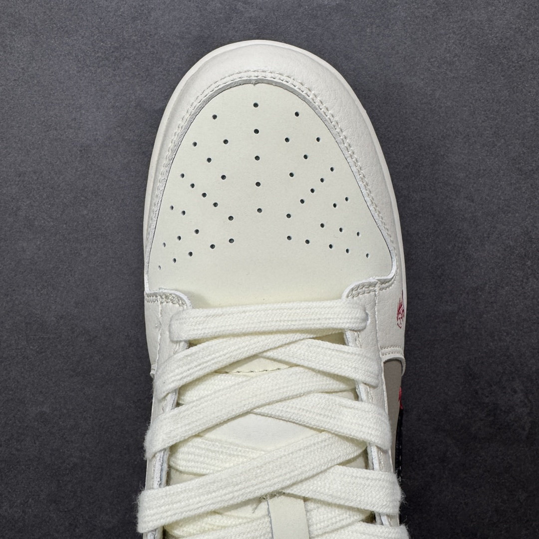 图片[8]-【定制版】Nike Dunk Low 2026 丙午马年限定款 鞋身融入细腻祥云暗纹，搭配红色马形艺术标识，采用米白、浅灰、黑为主调 + 红色细节点缀的配色，米白皮革 + 浅灰麂皮基底搭配祥云暗纹，红色马形标识强化生肖主题，双 Swoosh（黑 + 红标）提升视觉层次，整体风格兼具复古调性与中式文化属性。祥云暗纹采用精细压纹工艺呈现，红色马形标识以刺绣工艺点缀，双 Swoosh 通过材质与细节标记得区分强化层次，撞色拼接处缝线规整，体现了简约风格下的细节精致度。 货号：JY6988-143 尺码：36 36.5 37.5 38 38.5 39 40 40.5 41 42 42.5 43 44 44.5 45-选品中心