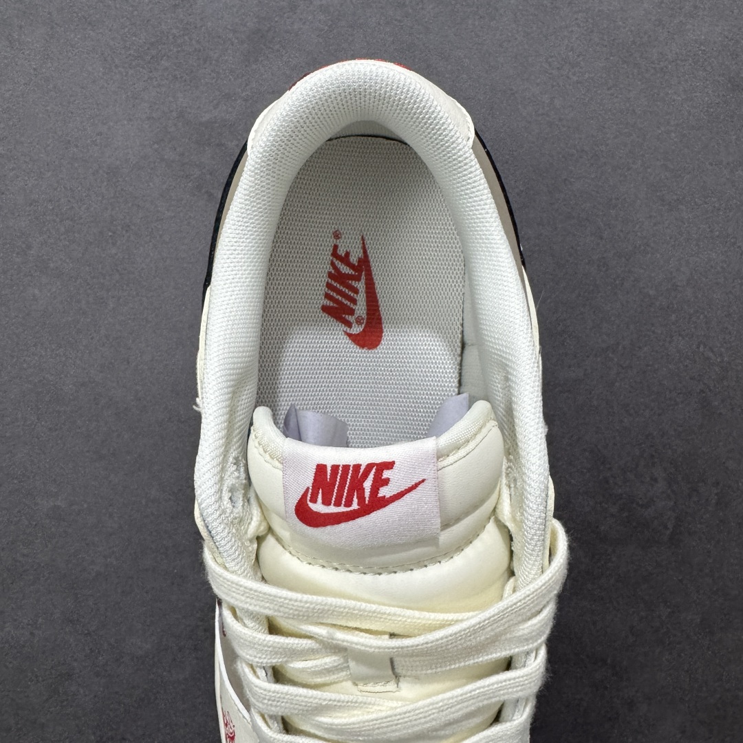 图片[7]-【定制版】Nike Dunk Low 2026 丙午马年限定款 鞋身融入细腻祥云暗纹，搭配红色马形艺术标识，采用米白、浅灰、黑为主调 + 红色细节点缀的配色，米白皮革 + 浅灰麂皮基底搭配祥云暗纹，红色马形标识强化生肖主题，双 Swoosh（黑 + 红标）提升视觉层次，整体风格兼具复古调性与中式文化属性。祥云暗纹采用精细压纹工艺呈现，红色马形标识以刺绣工艺点缀，双 Swoosh 通过材质与细节标记得区分强化层次，撞色拼接处缝线规整，体现了简约风格下的细节精致度。 货号：JY6988-143 尺码：36 36.5 37.5 38 38.5 39 40 40.5 41 42 42.5 43 44 44.5 45-选品中心