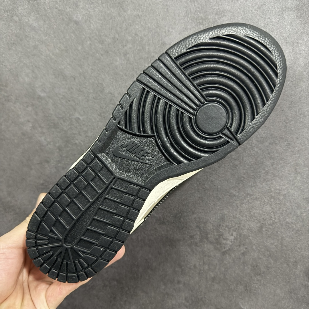 图片[9]-【定制版】Nike Dunk Low 2026 丙午马年限定款 鞋身融入细腻祥云暗纹，搭配红色马形艺术标识，采用米白、浅灰、黑为主调 + 红色细节点缀的配色，米白皮革 + 浅灰麂皮基底搭配祥云暗纹，红色马形标识强化生肖主题，双 Swoosh（黑 + 红标）提升视觉层次，整体风格兼具复古调性与中式文化属性。祥云暗纹采用精细压纹工艺呈现，红色马形标识以刺绣工艺点缀，双 Swoosh 通过材质与细节标记得区分强化层次，撞色拼接处缝线规整，体现了简约风格下的细节精致度。 货号：JY6988-143 尺码：36 36.5 37.5 38 38.5 39 40 40.5 41 42 42.5 43 44 44.5 45-选品中心