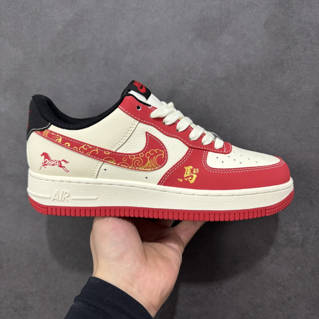 【定制版】踏风而来 红金贺岁 AIR FORCE 1 马年专属红金配色，鞋身祥云纹+奔马刺绣尽显国风底蕴，立体小马鞋扣萌趣吸睛。全掌Air气垫缓震拉满，荔枝纹皮革耐造易打理，日常通勤、春节走亲都能搭，穿上它解锁一整年的龙马精神！ 货号：FC1688-260 尺码：36 36.5 37.5 38 38.5 39 40 40.5 41 42 42.5 43 44 44.5 45-选品中心