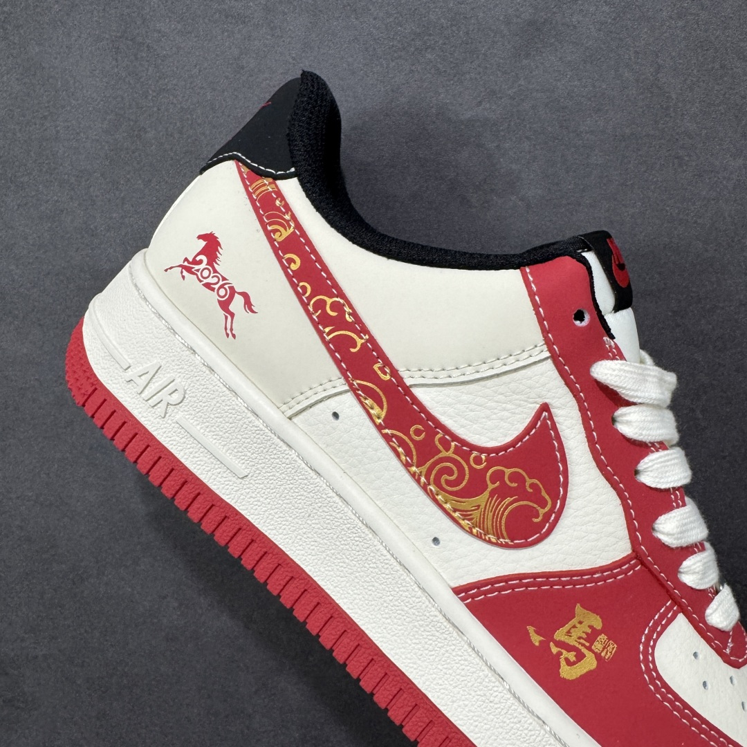 图片[6]-【定制版】踏风而来 红金贺岁 AIR FORCE 1 马年专属红金配色，鞋身祥云纹+奔马刺绣尽显国风底蕴，立体小马鞋扣萌趣吸睛。全掌Air气垫缓震拉满，荔枝纹皮革耐造易打理，日常通勤、春节走亲都能搭，穿上它解锁一整年的龙马精神！ 货号：FC1688-260 尺码：36 36.5 37.5 38 38.5 39 40 40.5 41 42 42.5 43 44 44.5 45-选品中心