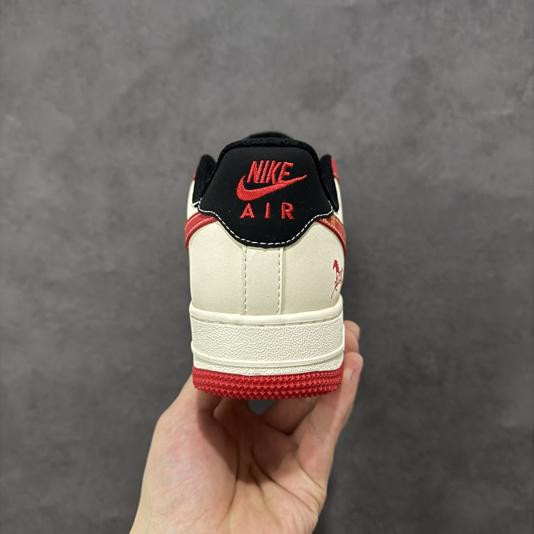 图片[4]-【定制版】踏风而来 红金贺岁 AIR FORCE 1 马年专属红金配色，鞋身祥云纹+奔马刺绣尽显国风底蕴，立体小马鞋扣萌趣吸睛。全掌Air气垫缓震拉满，荔枝纹皮革耐造易打理，日常通勤、春节走亲都能搭，穿上它解锁一整年的龙马精神！ 货号：FC1688-260 尺码：36 36.5 37.5 38 38.5 39 40 40.5 41 42 42.5 43 44 44.5 45-选品中心