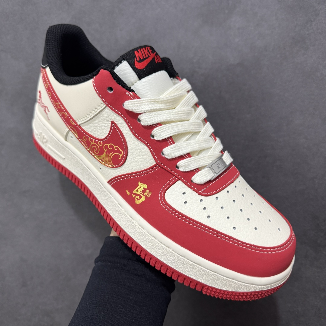 图片[3]-【定制版】踏风而来 红金贺岁 AIR FORCE 1 马年专属红金配色，鞋身祥云纹+奔马刺绣尽显国风底蕴，立体小马鞋扣萌趣吸睛。全掌Air气垫缓震拉满，荔枝纹皮革耐造易打理，日常通勤、春节走亲都能搭，穿上它解锁一整年的龙马精神！ 货号：FC1688-260 尺码：36 36.5 37.5 38 38.5 39 40 40.5 41 42 42.5 43 44 44.5 45-选品中心