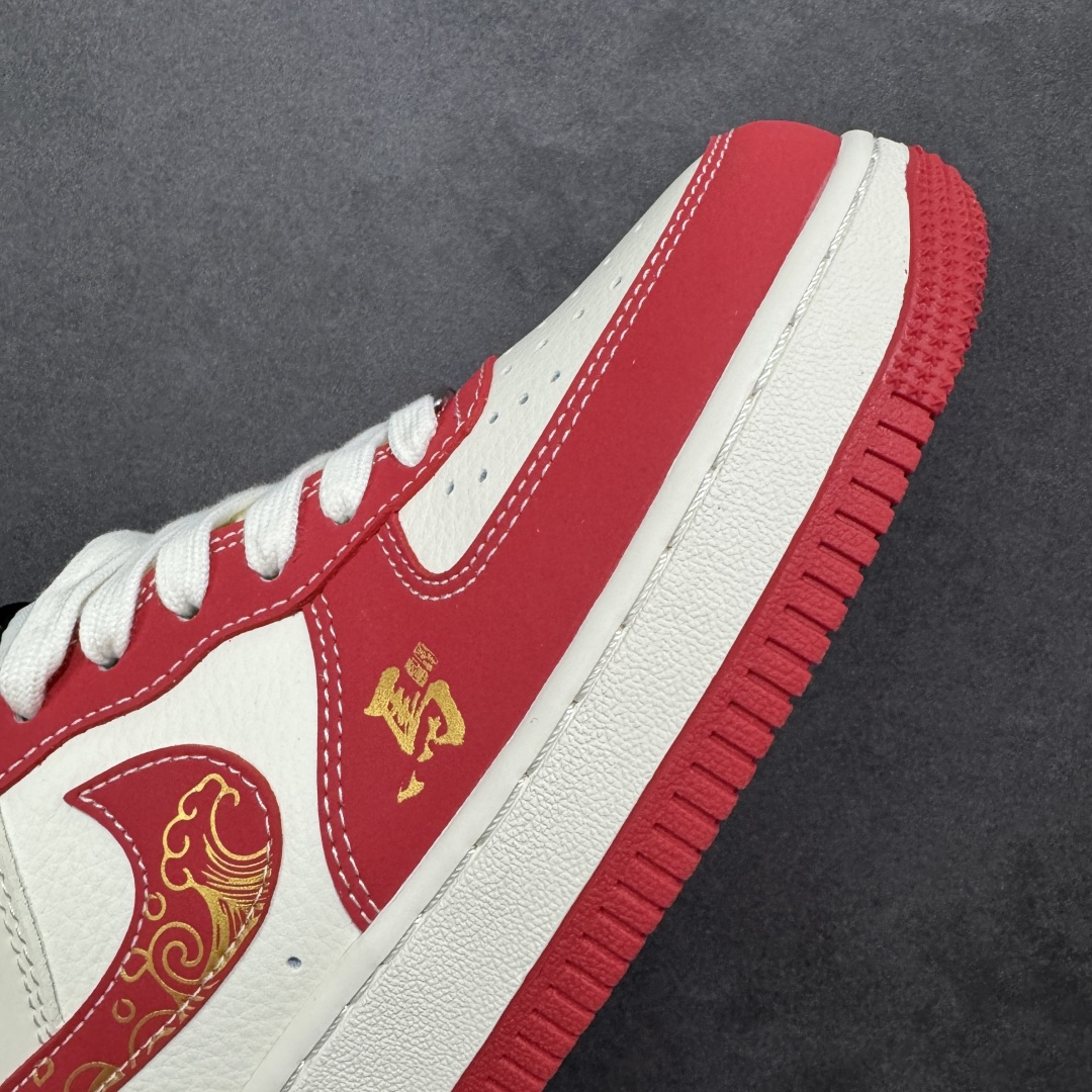 图片[5]-【定制版】踏风而来 红金贺岁 AIR FORCE 1 马年专属红金配色，鞋身祥云纹+奔马刺绣尽显国风底蕴，立体小马鞋扣萌趣吸睛。全掌Air气垫缓震拉满，荔枝纹皮革耐造易打理，日常通勤、春节走亲都能搭，穿上它解锁一整年的龙马精神！ 货号：FC1688-260 尺码：36 36.5 37.5 38 38.5 39 40 40.5 41 42 42.5 43 44 44.5 45-选品中心