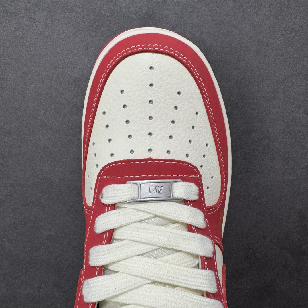 图片[8]-【定制版】踏风而来 红金贺岁 AIR FORCE 1 马年专属红金配色，鞋身祥云纹+奔马刺绣尽显国风底蕴，立体小马鞋扣萌趣吸睛。全掌Air气垫缓震拉满，荔枝纹皮革耐造易打理，日常通勤、春节走亲都能搭，穿上它解锁一整年的龙马精神！ 货号：FC1688-260 尺码：36 36.5 37.5 38 38.5 39 40 40.5 41 42 42.5 43 44 44.5 45-选品中心