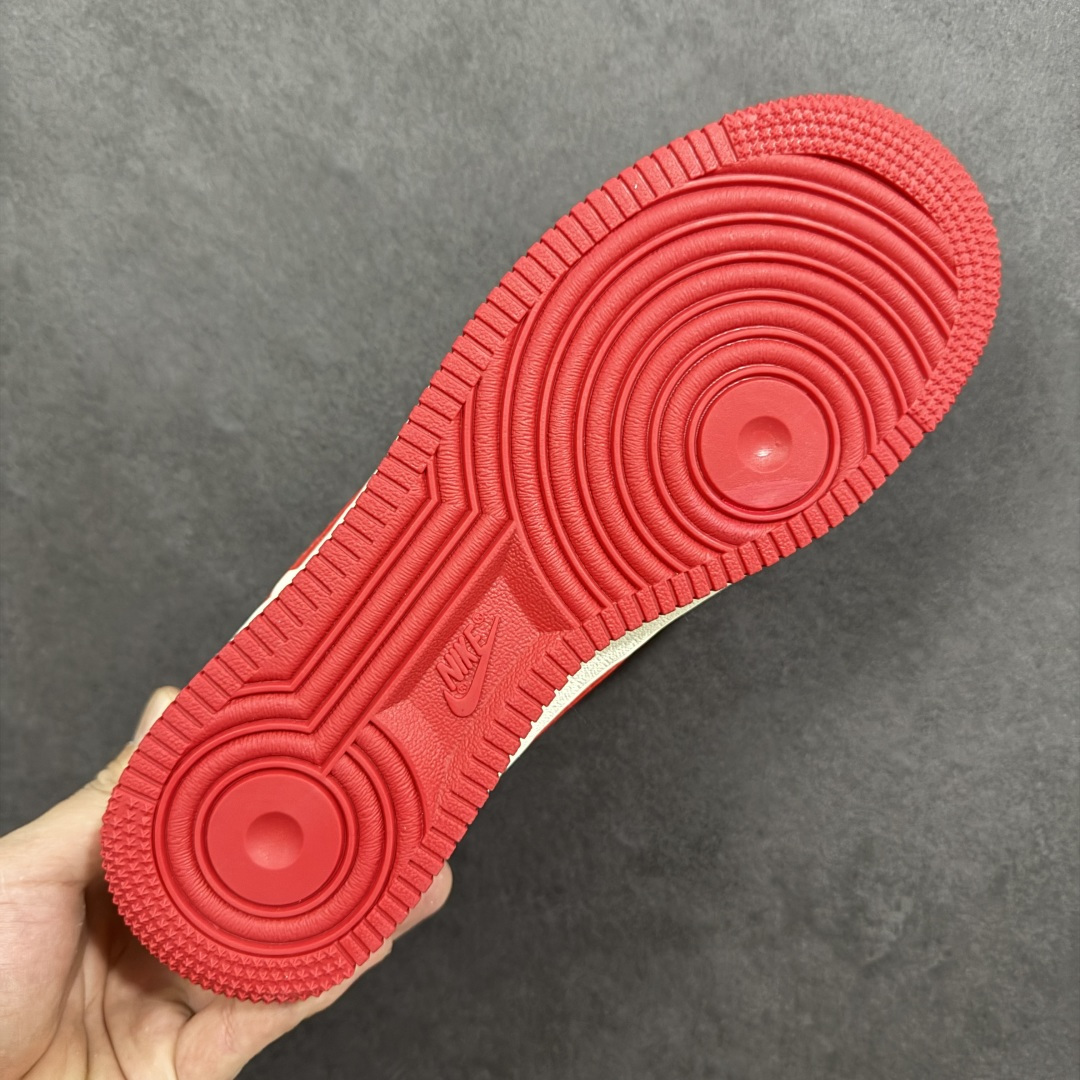 图片[9]-【定制版】踏风而来 红金贺岁 AIR FORCE 1 马年专属红金配色，鞋身祥云纹+奔马刺绣尽显国风底蕴，立体小马鞋扣萌趣吸睛。全掌Air气垫缓震拉满，荔枝纹皮革耐造易打理，日常通勤、春节走亲都能搭，穿上它解锁一整年的龙马精神！ 货号：FC1688-260 尺码：36 36.5 37.5 38 38.5 39 40 40.5 41 42 42.5 43 44 44.5 45-选品中心