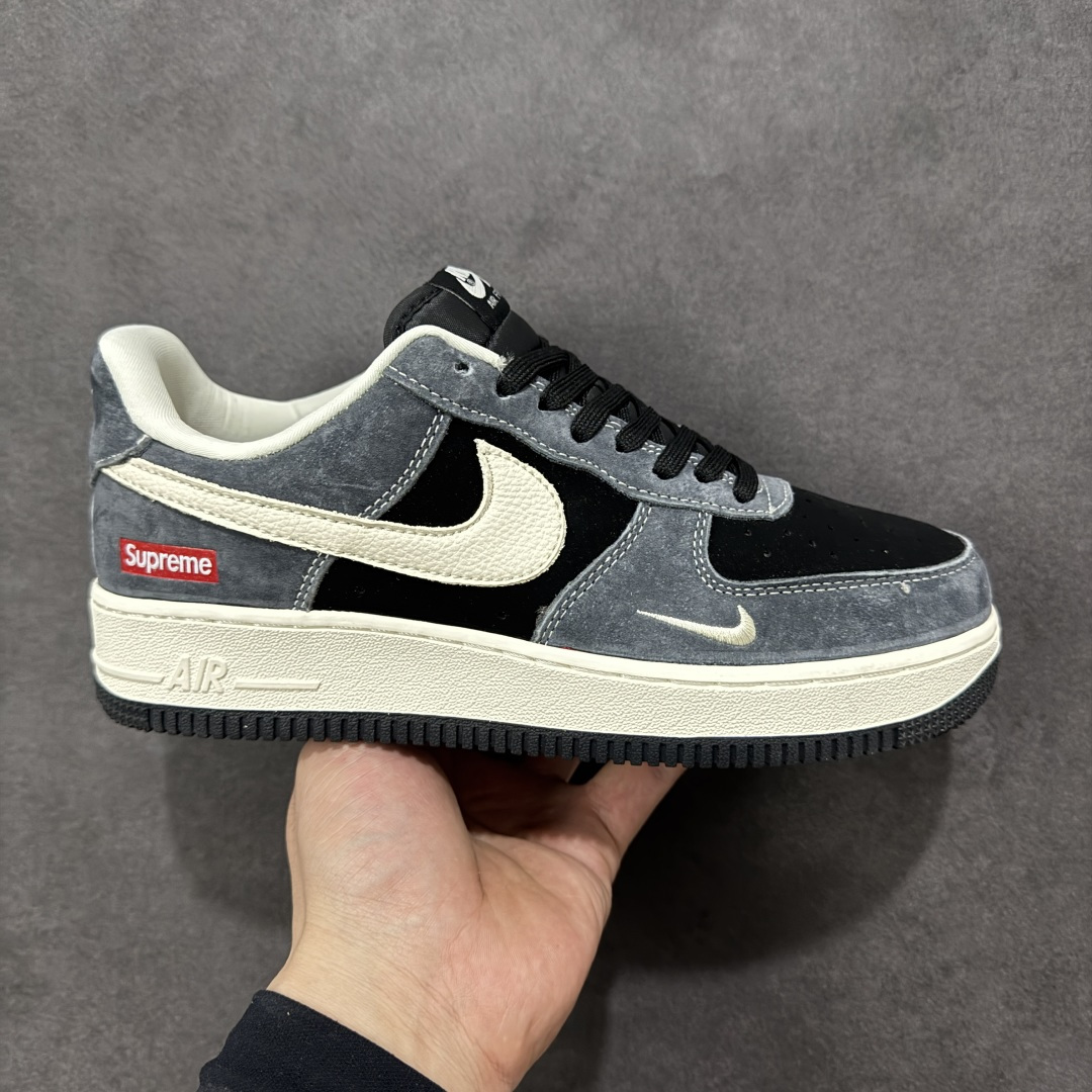 【定制版】街头硬核联名，AF1 质感拉满！当 Nike Air Force 1 Low 遇上 Supreme 的标志性红标，这双鞋直接把复古街头风的格调拉到了顶点。深灰翻毛皮与黑色哑光皮革拼接，搭配米白色 Swoosh 与中底，复古又不失层次，自带低调奢华感。 鞋身侧面的 Supreme 红标、鞋头的迷你 Swoosh 刺绣，双重细节彰显联名血统，懂的人一眼就能认出这是狠货。翻毛皮鞋面带来细腻触感，搭配经典 Air 气垫中底，既有复古韵味，又能满足日常通勤的舒适需求。 货号：DF0188-134 尺码：36 36.5 37.5 38 38.5 39 40 40.5 41 42 42.5 43 44 44.5 45-选品中心