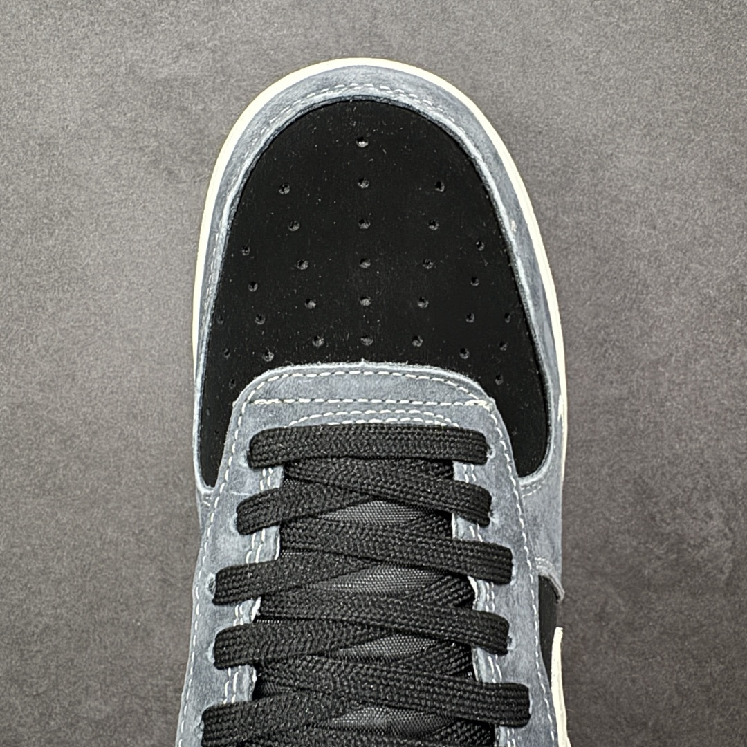 图片[8]-【定制版】街头硬核联名，AF1 质感拉满！当 Nike Air Force 1 Low 遇上 Supreme 的标志性红标，这双鞋直接把复古街头风的格调拉到了顶点。深灰翻毛皮与黑色哑光皮革拼接，搭配米白色 Swoosh 与中底，复古又不失层次，自带低调奢华感。 鞋身侧面的 Supreme 红标、鞋头的迷你 Swoosh 刺绣，双重细节彰显联名血统，懂的人一眼就能认出这是狠货。翻毛皮鞋面带来细腻触感，搭配经典 Air 气垫中底，既有复古韵味，又能满足日常通勤的舒适需求。 货号：DF0188-134 尺码：36 36.5 37.5 38 38.5 39 40 40.5 41 42 42.5 43 44 44.5 45-选品中心