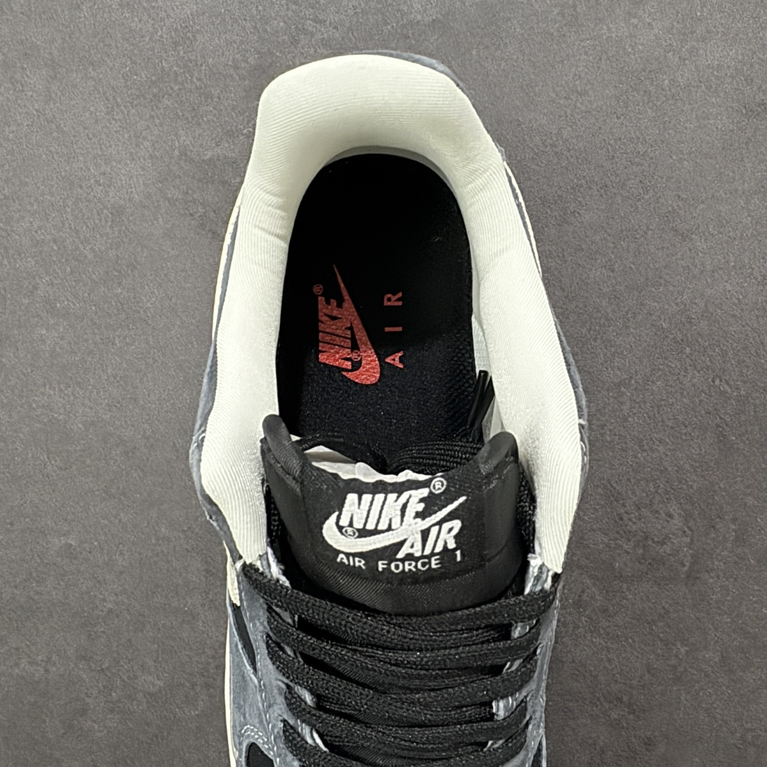 图片[7]-【定制版】街头硬核联名，AF1 质感拉满！当 Nike Air Force 1 Low 遇上 Supreme 的标志性红标，这双鞋直接把复古街头风的格调拉到了顶点。深灰翻毛皮与黑色哑光皮革拼接，搭配米白色 Swoosh 与中底，复古又不失层次，自带低调奢华感。 鞋身侧面的 Supreme 红标、鞋头的迷你 Swoosh 刺绣，双重细节彰显联名血统，懂的人一眼就能认出这是狠货。翻毛皮鞋面带来细腻触感，搭配经典 Air 气垫中底，既有复古韵味，又能满足日常通勤的舒适需求。 货号：DF0188-134 尺码：36 36.5 37.5 38 38.5 39 40 40.5 41 42 42.5 43 44 44.5 45-选品中心