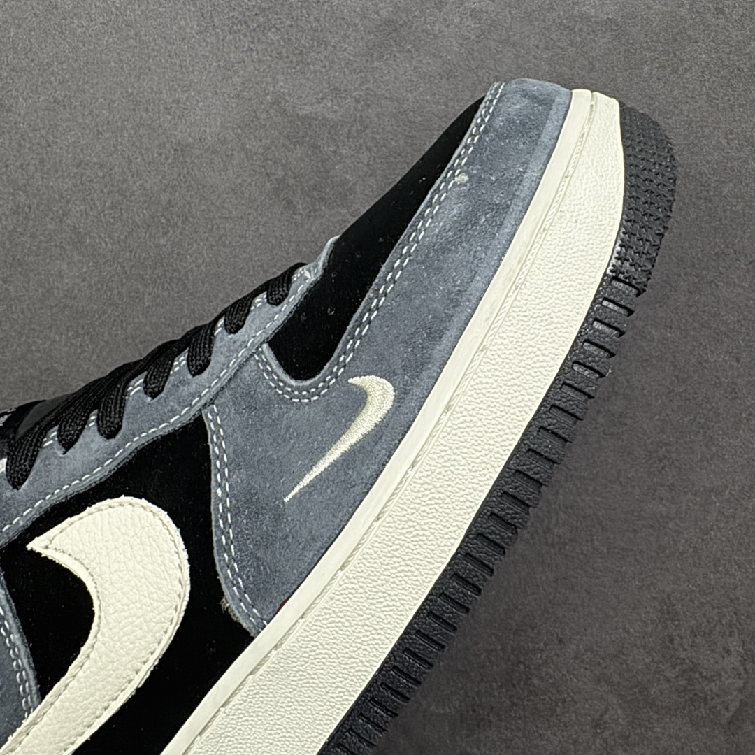 图片[5]-【定制版】街头硬核联名，AF1 质感拉满！当 Nike Air Force 1 Low 遇上 Supreme 的标志性红标，这双鞋直接把复古街头风的格调拉到了顶点。深灰翻毛皮与黑色哑光皮革拼接，搭配米白色 Swoosh 与中底，复古又不失层次，自带低调奢华感。 鞋身侧面的 Supreme 红标、鞋头的迷你 Swoosh 刺绣，双重细节彰显联名血统，懂的人一眼就能认出这是狠货。翻毛皮鞋面带来细腻触感，搭配经典 Air 气垫中底，既有复古韵味，又能满足日常通勤的舒适需求。 货号：DF0188-134 尺码：36 36.5 37.5 38 38.5 39 40 40.5 41 42 42.5 43 44 44.5 45-选品中心