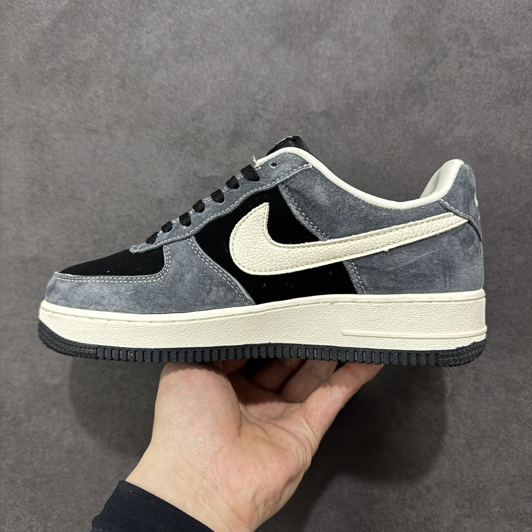 图片[2]-【定制版】街头硬核联名，AF1 质感拉满！当 Nike Air Force 1 Low 遇上 Supreme 的标志性红标，这双鞋直接把复古街头风的格调拉到了顶点。深灰翻毛皮与黑色哑光皮革拼接，搭配米白色 Swoosh 与中底，复古又不失层次，自带低调奢华感。 鞋身侧面的 Supreme 红标、鞋头的迷你 Swoosh 刺绣，双重细节彰显联名血统，懂的人一眼就能认出这是狠货。翻毛皮鞋面带来细腻触感，搭配经典 Air 气垫中底，既有复古韵味，又能满足日常通勤的舒适需求。 货号：DF0188-134 尺码：36 36.5 37.5 38 38.5 39 40 40.5 41 42 42.5 43 44 44.5 45-选品中心