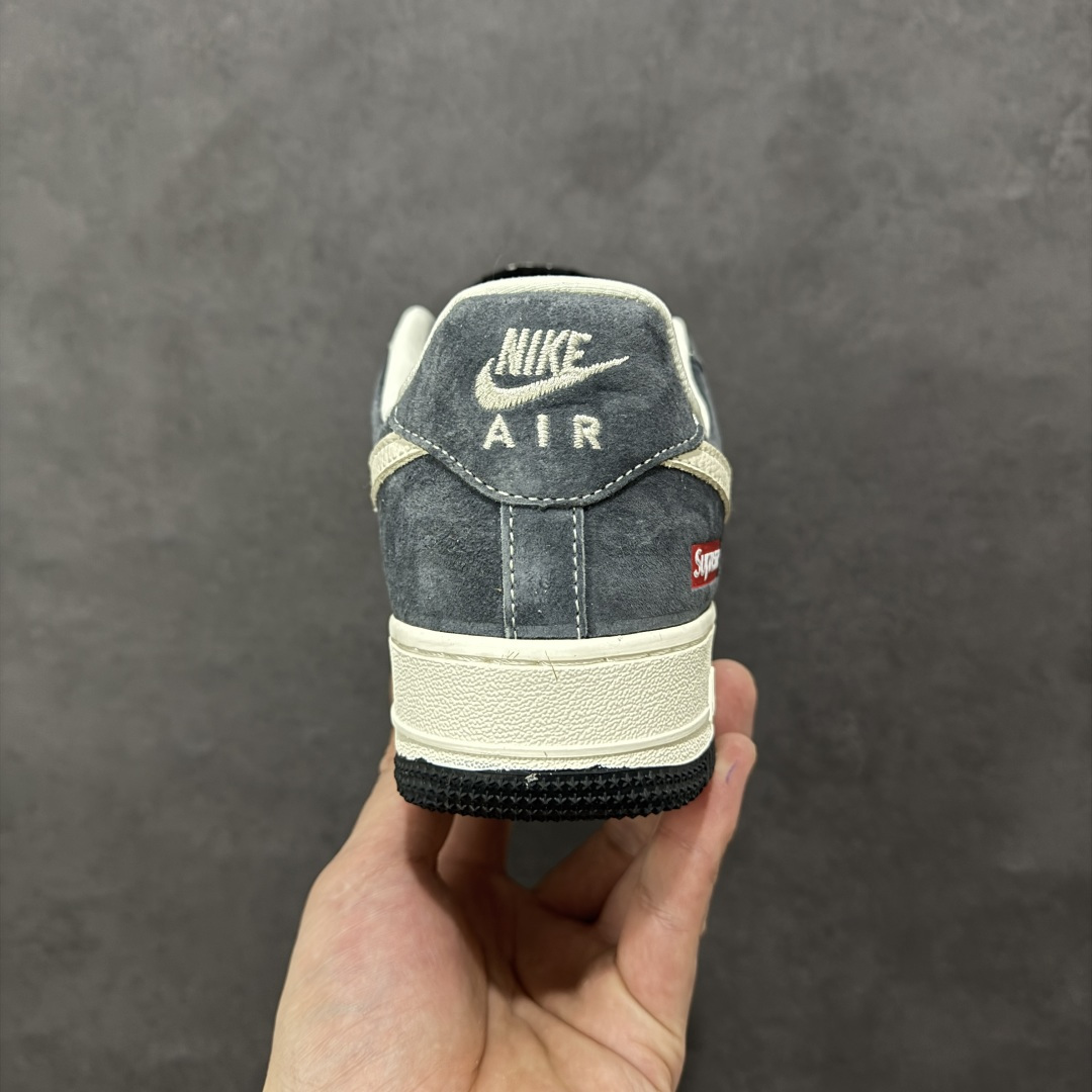 图片[4]-【定制版】街头硬核联名，AF1 质感拉满！当 Nike Air Force 1 Low 遇上 Supreme 的标志性红标，这双鞋直接把复古街头风的格调拉到了顶点。深灰翻毛皮与黑色哑光皮革拼接，搭配米白色 Swoosh 与中底，复古又不失层次，自带低调奢华感。 鞋身侧面的 Supreme 红标、鞋头的迷你 Swoosh 刺绣，双重细节彰显联名血统，懂的人一眼就能认出这是狠货。翻毛皮鞋面带来细腻触感，搭配经典 Air 气垫中底，既有复古韵味，又能满足日常通勤的舒适需求。 货号：DF0188-134 尺码：36 36.5 37.5 38 38.5 39 40 40.5 41 42 42.5 43 44 44.5 45-选品中心