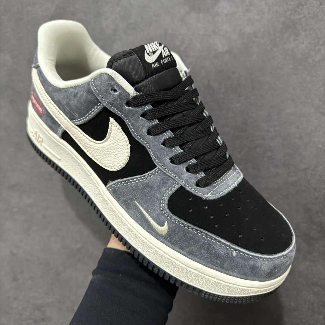 图片[3]-【定制版】街头硬核联名，AF1 质感拉满！当 Nike Air Force 1 Low 遇上 Supreme 的标志性红标，这双鞋直接把复古街头风的格调拉到了顶点。深灰翻毛皮与黑色哑光皮革拼接，搭配米白色 Swoosh 与中底，复古又不失层次，自带低调奢华感。 鞋身侧面的 Supreme 红标、鞋头的迷你 Swoosh 刺绣，双重细节彰显联名血统，懂的人一眼就能认出这是狠货。翻毛皮鞋面带来细腻触感，搭配经典 Air 气垫中底，既有复古韵味，又能满足日常通勤的舒适需求。 货号：DF0188-134 尺码：36 36.5 37.5 38 38.5 39 40 40.5 41 42 42.5 43 44 44.5 45-选品中心