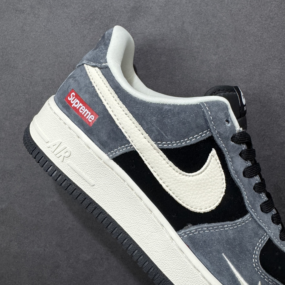 图片[6]-【定制版】街头硬核联名，AF1 质感拉满！当 Nike Air Force 1 Low 遇上 Supreme 的标志性红标，这双鞋直接把复古街头风的格调拉到了顶点。深灰翻毛皮与黑色哑光皮革拼接，搭配米白色 Swoosh 与中底，复古又不失层次，自带低调奢华感。 鞋身侧面的 Supreme 红标、鞋头的迷你 Swoosh 刺绣，双重细节彰显联名血统，懂的人一眼就能认出这是狠货。翻毛皮鞋面带来细腻触感，搭配经典 Air 气垫中底，既有复古韵味，又能满足日常通勤的舒适需求。 货号：DF0188-134 尺码：36 36.5 37.5 38 38.5 39 40 40.5 41 42 42.5 43 44 44.5 45-选品中心