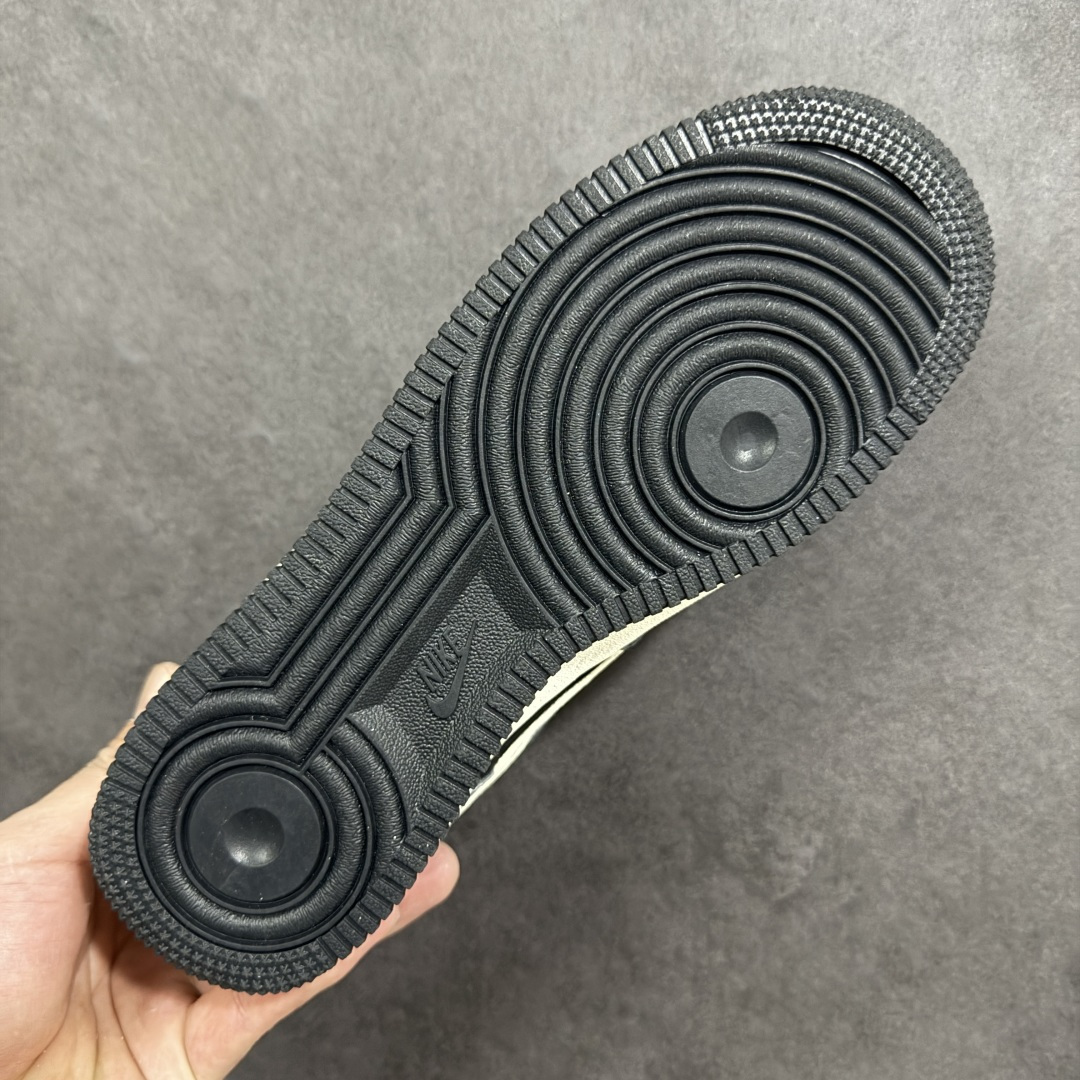 图片[9]-【定制版】街头硬核联名，AF1 质感拉满！当 Nike Air Force 1 Low 遇上 Supreme 的标志性红标，这双鞋直接把复古街头风的格调拉到了顶点。深灰翻毛皮与黑色哑光皮革拼接，搭配米白色 Swoosh 与中底，复古又不失层次，自带低调奢华感。 鞋身侧面的 Supreme 红标、鞋头的迷你 Swoosh 刺绣，双重细节彰显联名血统，懂的人一眼就能认出这是狠货。翻毛皮鞋面带来细腻触感，搭配经典 Air 气垫中底，既有复古韵味，又能满足日常通勤的舒适需求。 货号：DF0188-134 尺码：36 36.5 37.5 38 38.5 39 40 40.5 41 42 42.5 43 44 44.5 45-选品中心