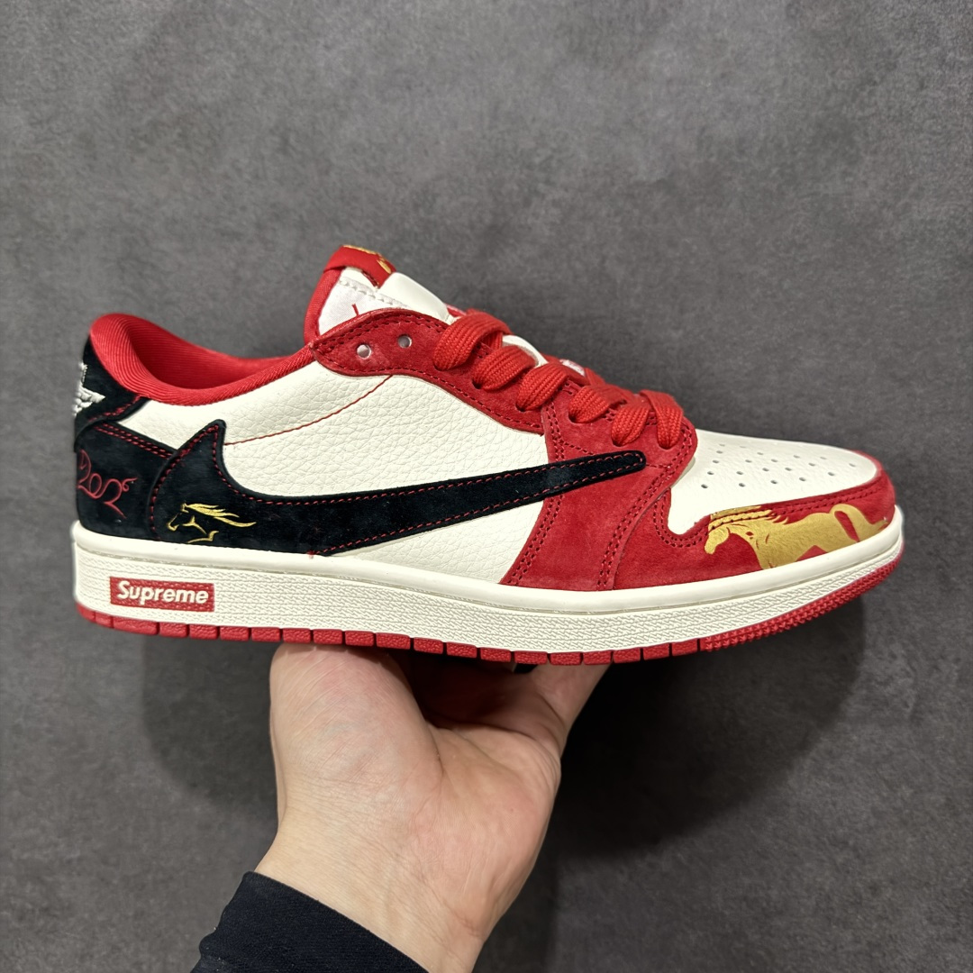 【定制版】Air Jordan 1 x Travis Scott AJ1倒勾 乔一倒钩 马年限定 CNY新年款 耐克 低帮文化篮球鞋 完美品质出货 细节如图所示 鞋面切割工整 冲孔整齐干净 中底拉帮线 整体清洁度非常好 货号： FC1688-247 尺码：36-45-选品中心