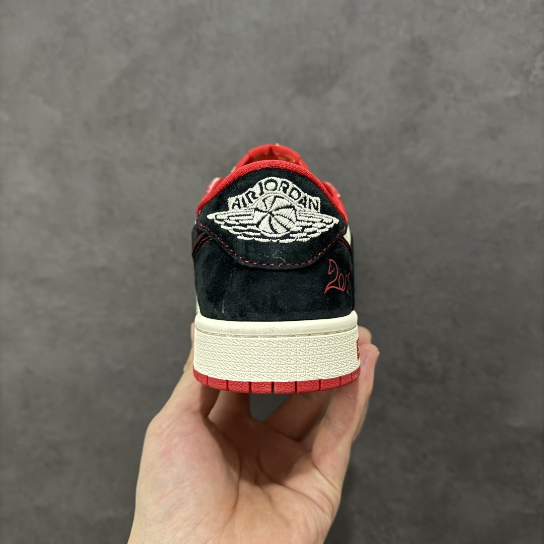 图片[4]-【定制版】Air Jordan 1 x Travis Scott AJ1倒勾 乔一倒钩 马年限定 CNY新年款 耐克 低帮文化篮球鞋 完美品质出货 细节如图所示 鞋面切割工整 冲孔整齐干净 中底拉帮线 整体清洁度非常好 货号： FC1688-247 尺码：36-45-选品中心