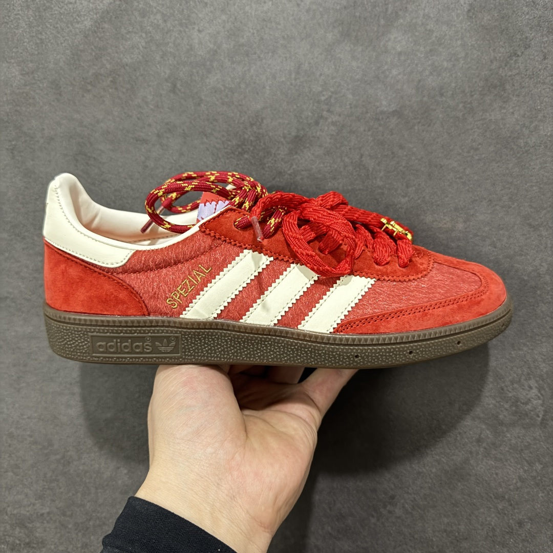 【YH纯原】adidas originals HANDBALL SPEZIAL CNY新年款 马年限定 经典运动 德训鞋 三叶草手球特别版圣帕特里克节联名款 全鞋采用yezzy500一样的皮料 进口长绒皮，特殊工艺技术 原盒包装 牛筋耐磨大底 承载青春情怀的板鞋，是现在潮男靓女上脚的大热鞋款 经典三条杠装饰鞋侧 品牌辨识度清晰 货号：KJ6299 尺码：36 36.5 37 38 38.5 39 40 40.5 41 42 42.5 43 44 44.5 45-选品中心