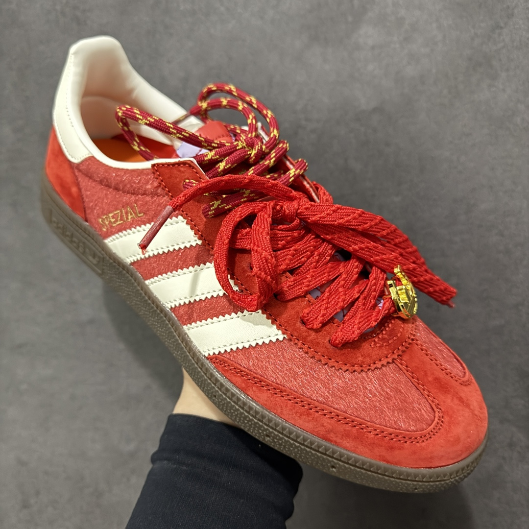 图片[3]-【YH纯原】adidas originals HANDBALL SPEZIAL CNY新年款 马年限定 经典运动 德训鞋 三叶草手球特别版圣帕特里克节联名款 全鞋采用yezzy500一样的皮料 进口长绒皮，特殊工艺技术 原盒包装 牛筋耐磨大底 承载青春情怀的板鞋，是现在潮男靓女上脚的大热鞋款 经典三条杠装饰鞋侧 品牌辨识度清晰 货号：KJ6299 尺码：36 36.5 37 38 38.5 39 40 40.5 41 42 42.5 43 44 44.5 45-选品中心