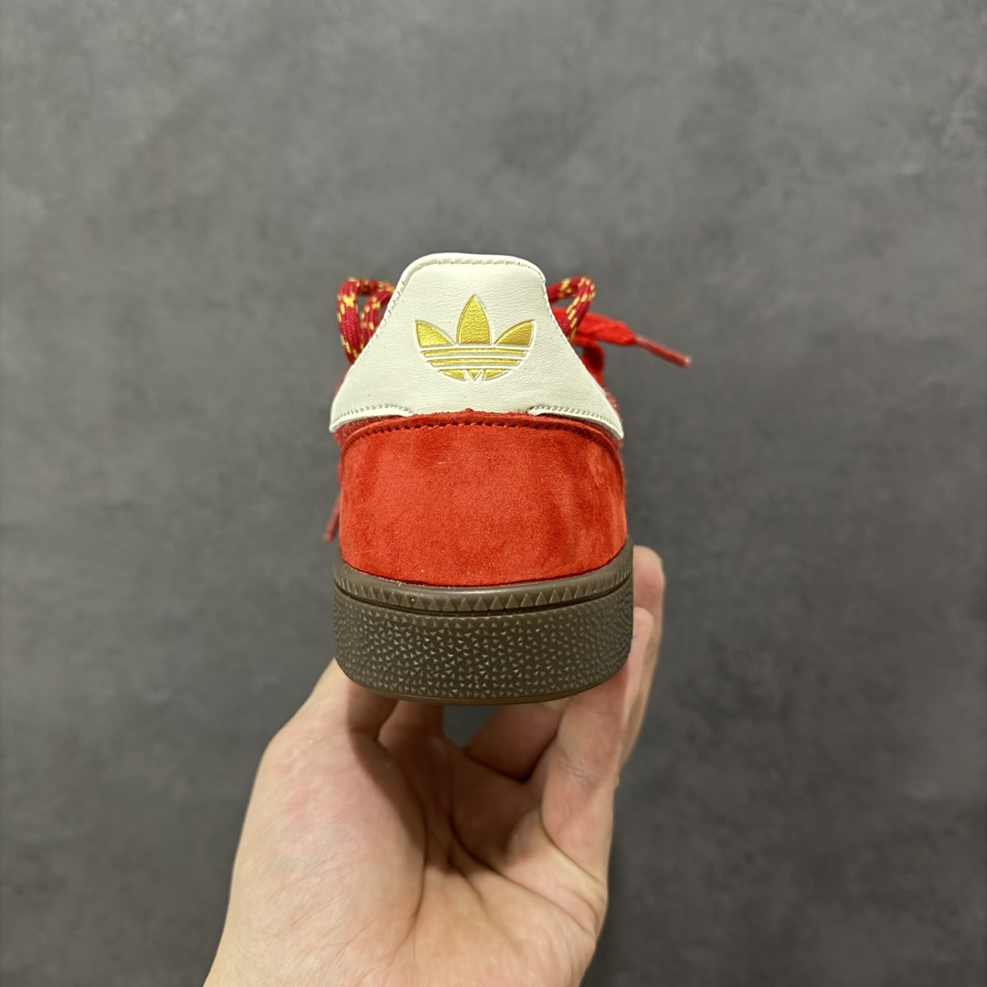 图片[4]-【YH纯原】adidas originals HANDBALL SPEZIAL CNY新年款 马年限定 经典运动 德训鞋 三叶草手球特别版圣帕特里克节联名款 全鞋采用yezzy500一样的皮料 进口长绒皮，特殊工艺技术 原盒包装 牛筋耐磨大底 承载青春情怀的板鞋，是现在潮男靓女上脚的大热鞋款 经典三条杠装饰鞋侧 品牌辨识度清晰 货号：KJ6299 尺码：36 36.5 37 38 38.5 39 40 40.5 41 42 42.5 43 44 44.5 45-选品中心