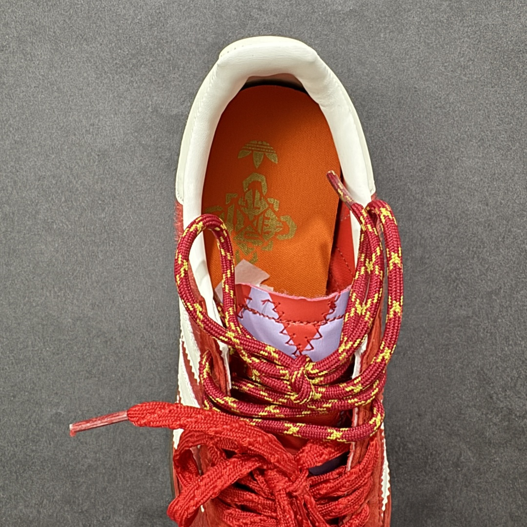 图片[7]-【YH纯原】adidas originals HANDBALL SPEZIAL CNY新年款 马年限定 经典运动 德训鞋 三叶草手球特别版圣帕特里克节联名款 全鞋采用yezzy500一样的皮料 进口长绒皮，特殊工艺技术 原盒包装 牛筋耐磨大底 承载青春情怀的板鞋，是现在潮男靓女上脚的大热鞋款 经典三条杠装饰鞋侧 品牌辨识度清晰 货号：KJ6299 尺码：36 36.5 37 38 38.5 39 40 40.5 41 42 42.5 43 44 44.5 45-选品中心