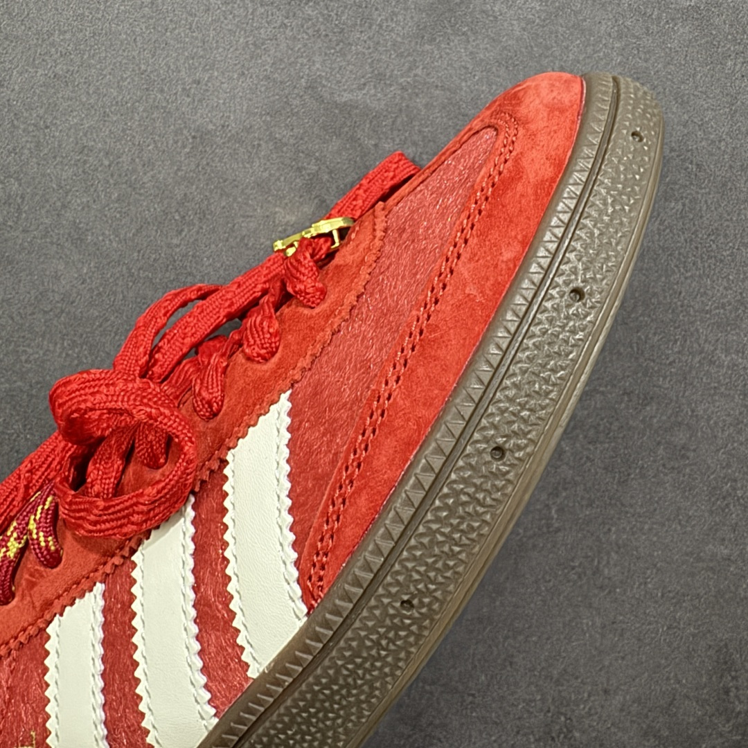 图片[5]-【YH纯原】adidas originals HANDBALL SPEZIAL CNY新年款 马年限定 经典运动 德训鞋 三叶草手球特别版圣帕特里克节联名款 全鞋采用yezzy500一样的皮料 进口长绒皮，特殊工艺技术 原盒包装 牛筋耐磨大底 承载青春情怀的板鞋，是现在潮男靓女上脚的大热鞋款 经典三条杠装饰鞋侧 品牌辨识度清晰 货号：KJ6299 尺码：36 36.5 37 38 38.5 39 40 40.5 41 42 42.5 43 44 44.5 45-选品中心
