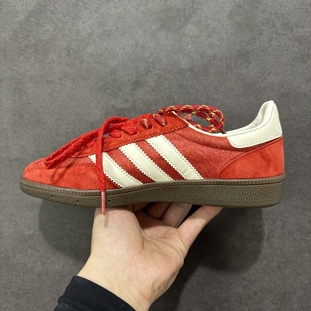 图片[2]-【YH纯原】adidas originals HANDBALL SPEZIAL CNY新年款 马年限定 经典运动 德训鞋 三叶草手球特别版圣帕特里克节联名款 全鞋采用yezzy500一样的皮料 进口长绒皮，特殊工艺技术 原盒包装 牛筋耐磨大底 承载青春情怀的板鞋，是现在潮男靓女上脚的大热鞋款 经典三条杠装饰鞋侧 品牌辨识度清晰 货号：KJ6299 尺码：36 36.5 37 38 38.5 39 40 40.5 41 42 42.5 43 44 44.5 45-选品中心
