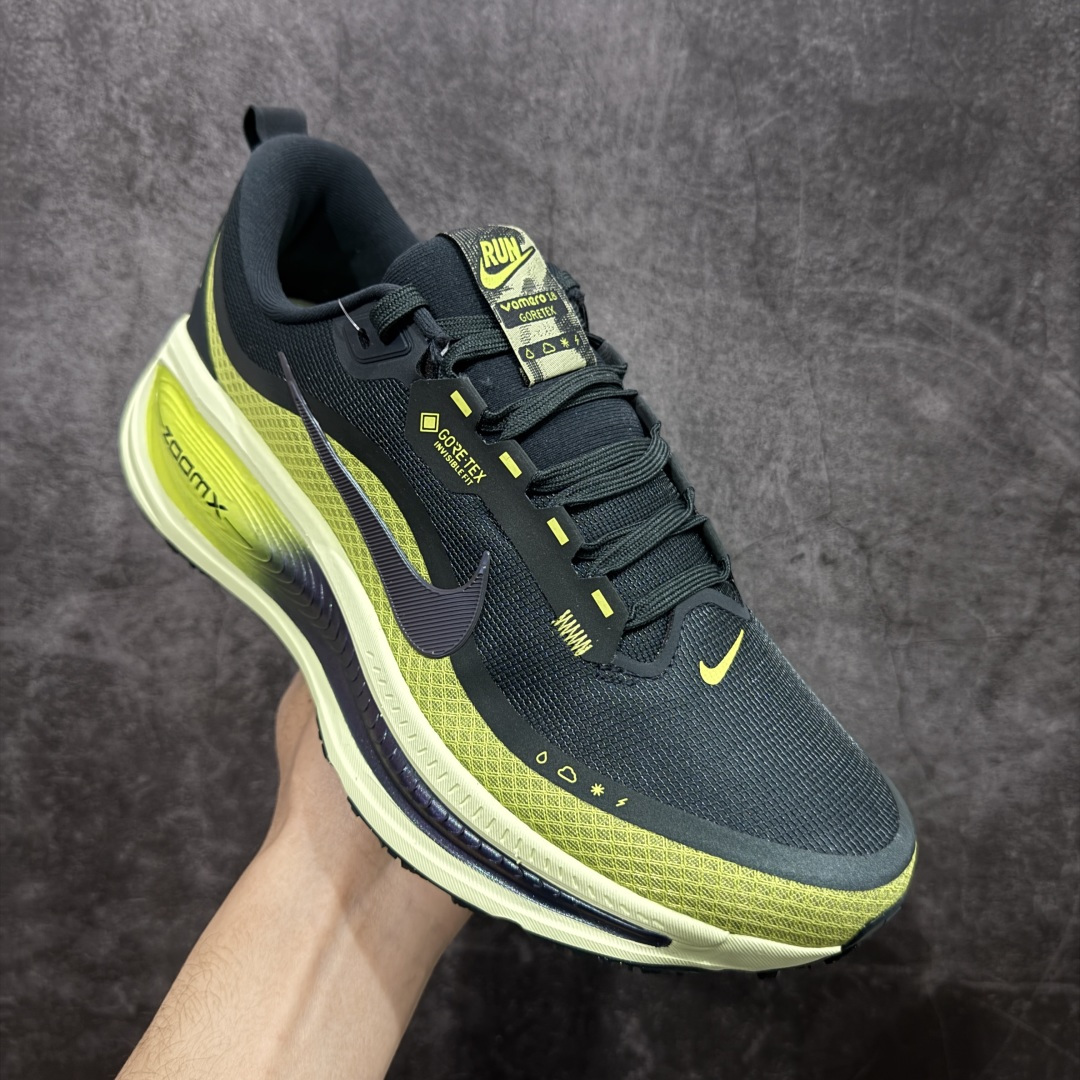 图片[3]-【XE纯原版】Nike Air Zoom Vomero 18 全新科技运动跑鞋 HQ7002-300    目前市场最强品质 原版购入开发 鞋面采用硅胶发泡立体印刷 分体式组合大底 上层超临界ZOOM X泡棉 下层一次ReactX泡棉 区别市场一体底 超高质检清洁度 一切材质配件均与原版一致 原楦原纸板开发 匹配原版98%以上 完美弧度版型 原厂鞋标 立体反光鞋盒标 鞋盒防撞海绵 高端玩家必推版本 高价零售必推版本 欢迎对比市面任意版本‼️ 这双鞋简直是时尚与科技的完美融合。 经典黑色鞋面，质感爆棚，搭配超亮眼的银色大勾子，瞬间成为街头焦点。不仅颜值在线，缓震性能更是一绝 不管是日常出街还是慢跑锻炼，都能给双脚极致舒适体验。  码数超全，36-46 码任你选！别犹豫啦，穿上它，轻松走出潮流范，开启你的时尚运动新旅程！ 码段：36-46-选品中心