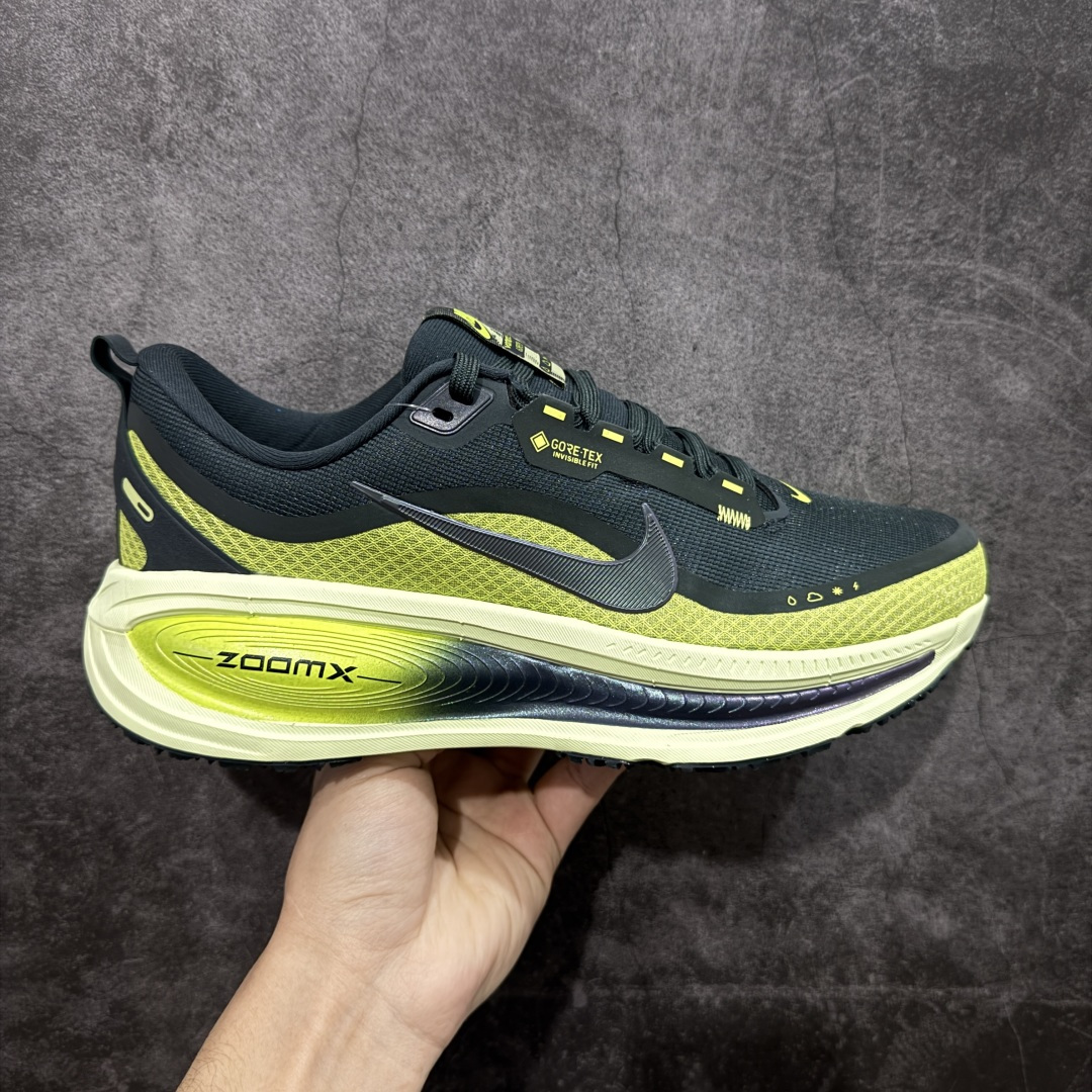 【XE纯原版】Nike Air Zoom Vomero 18 全新科技运动跑鞋 HQ7002-300    目前市场最强品质 原版购入开发 鞋面采用硅胶发泡立体印刷 分体式组合大底 上层超临界ZOOM X泡棉 下层一次ReactX泡棉 区别市场一体底 超高质检清洁度 一切材质配件均与原版一致 原楦原纸板开发 匹配原版98%以上 完美弧度版型 原厂鞋标 立体反光鞋盒标 鞋盒防撞海绵 高端玩家必推版本 高价零售必推版本 欢迎对比市面任意版本‼️ 这双鞋简直是时尚与科技的完美融合。 经典黑色鞋面，质感爆棚，搭配超亮眼的银色大勾子，瞬间成为街头焦点。不仅颜值在线，缓震性能更是一绝 不管是日常出街还是慢跑锻炼，都能给双脚极致舒适体验。  码数超全，36-46 码任你选！别犹豫啦，穿上它，轻松走出潮流范，开启你的时尚运动新旅程！ 码段：36-46-选品中心
