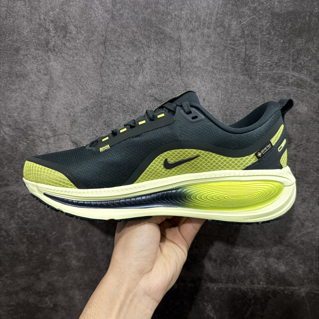 图片[2]-【XE纯原版】Nike Air Zoom Vomero 18 全新科技运动跑鞋 HQ7002-300    目前市场最强品质 原版购入开发 鞋面采用硅胶发泡立体印刷 分体式组合大底 上层超临界ZOOM X泡棉 下层一次ReactX泡棉 区别市场一体底 超高质检清洁度 一切材质配件均与原版一致 原楦原纸板开发 匹配原版98%以上 完美弧度版型 原厂鞋标 立体反光鞋盒标 鞋盒防撞海绵 高端玩家必推版本 高价零售必推版本 欢迎对比市面任意版本‼️ 这双鞋简直是时尚与科技的完美融合。 经典黑色鞋面，质感爆棚，搭配超亮眼的银色大勾子，瞬间成为街头焦点。不仅颜值在线，缓震性能更是一绝 不管是日常出街还是慢跑锻炼，都能给双脚极致舒适体验。  码数超全，36-46 码任你选！别犹豫啦，穿上它，轻松走出潮流范，开启你的时尚运动新旅程！ 码段：36-46-选品中心
