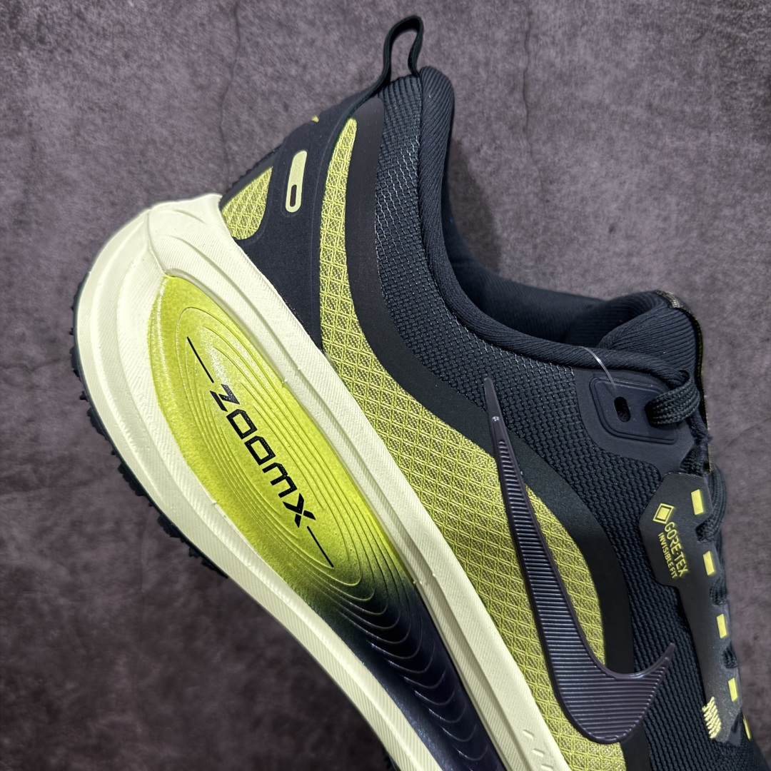图片[7]-【XE纯原版】Nike Air Zoom Vomero 18 全新科技运动跑鞋 HQ7002-300    目前市场最强品质 原版购入开发 鞋面采用硅胶发泡立体印刷 分体式组合大底 上层超临界ZOOM X泡棉 下层一次ReactX泡棉 区别市场一体底 超高质检清洁度 一切材质配件均与原版一致 原楦原纸板开发 匹配原版98%以上 完美弧度版型 原厂鞋标 立体反光鞋盒标 鞋盒防撞海绵 高端玩家必推版本 高价零售必推版本 欢迎对比市面任意版本‼️ 这双鞋简直是时尚与科技的完美融合。 经典黑色鞋面，质感爆棚，搭配超亮眼的银色大勾子，瞬间成为街头焦点。不仅颜值在线，缓震性能更是一绝 不管是日常出街还是慢跑锻炼，都能给双脚极致舒适体验。  码数超全，36-46 码任你选！别犹豫啦，穿上它，轻松走出潮流范，开启你的时尚运动新旅程！ 码段：36-46-选品中心