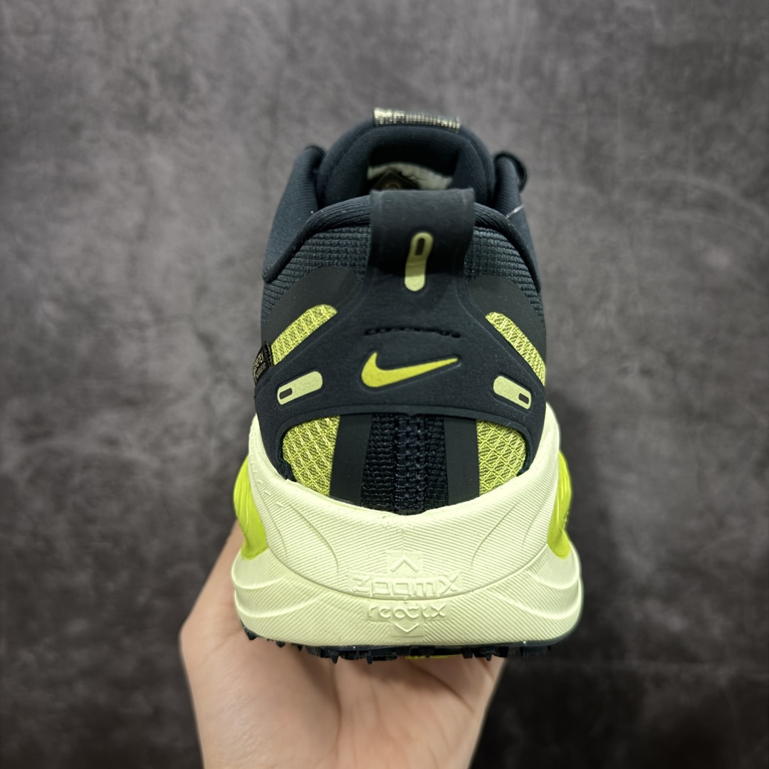 图片[4]-【XE纯原版】Nike Air Zoom Vomero 18 全新科技运动跑鞋 HQ7002-300    目前市场最强品质 原版购入开发 鞋面采用硅胶发泡立体印刷 分体式组合大底 上层超临界ZOOM X泡棉 下层一次ReactX泡棉 区别市场一体底 超高质检清洁度 一切材质配件均与原版一致 原楦原纸板开发 匹配原版98%以上 完美弧度版型 原厂鞋标 立体反光鞋盒标 鞋盒防撞海绵 高端玩家必推版本 高价零售必推版本 欢迎对比市面任意版本‼️ 这双鞋简直是时尚与科技的完美融合。 经典黑色鞋面，质感爆棚，搭配超亮眼的银色大勾子，瞬间成为街头焦点。不仅颜值在线，缓震性能更是一绝 不管是日常出街还是慢跑锻炼，都能给双脚极致舒适体验。  码数超全，36-46 码任你选！别犹豫啦，穿上它，轻松走出潮流范，开启你的时尚运动新旅程！ 码段：36-46-选品中心
