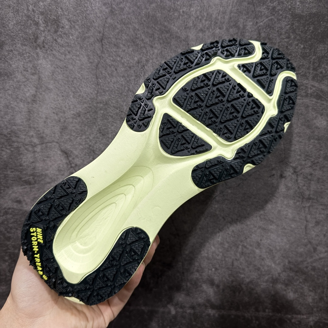 图片[9]-【XE纯原版】Nike Air Zoom Vomero 18 全新科技运动跑鞋 HQ7002-300    目前市场最强品质 原版购入开发 鞋面采用硅胶发泡立体印刷 分体式组合大底 上层超临界ZOOM X泡棉 下层一次ReactX泡棉 区别市场一体底 超高质检清洁度 一切材质配件均与原版一致 原楦原纸板开发 匹配原版98%以上 完美弧度版型 原厂鞋标 立体反光鞋盒标 鞋盒防撞海绵 高端玩家必推版本 高价零售必推版本 欢迎对比市面任意版本‼️ 这双鞋简直是时尚与科技的完美融合。 经典黑色鞋面，质感爆棚，搭配超亮眼的银色大勾子，瞬间成为街头焦点。不仅颜值在线，缓震性能更是一绝 不管是日常出街还是慢跑锻炼，都能给双脚极致舒适体验。  码数超全，36-46 码任你选！别犹豫啦，穿上它，轻松走出潮流范，开启你的时尚运动新旅程！ 码段：36-46-选品中心