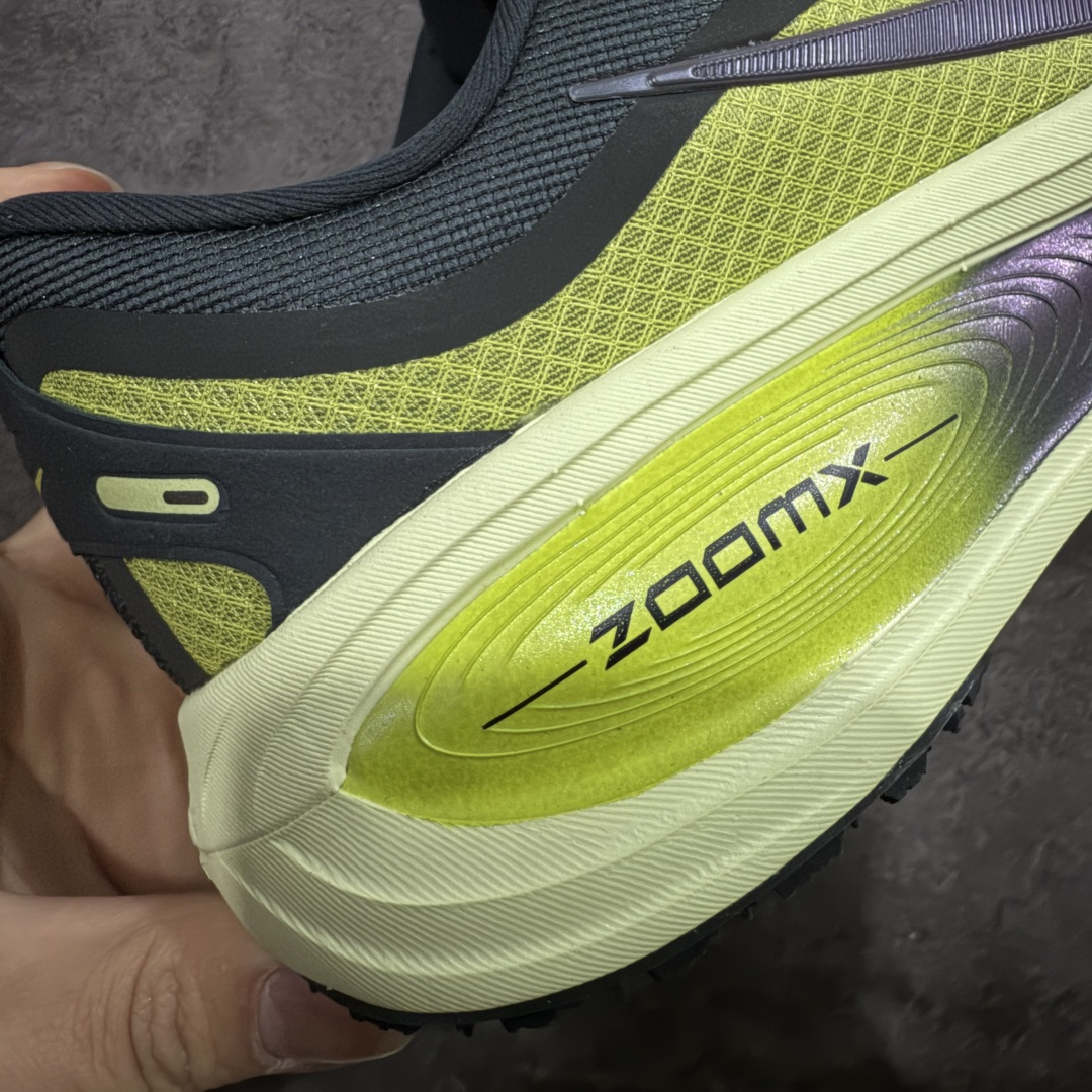 图片[3]-【XE纯原版】Nike Air Zoom Vomero 18 全新科技运动跑鞋 HQ7002-300    目前市场最强品质 原版购入开发 鞋面采用硅胶发泡立体印刷 分体式组合大底 上层超临界ZOOM X泡棉 下层一次ReactX泡棉 区别市场一体底 超高质检清洁度 一切材质配件均与原版一致 原楦原纸板开发 匹配原版98%以上 完美弧度版型 原厂鞋标 立体反光鞋盒标 鞋盒防撞海绵 高端玩家必推版本 高价零售必推版本 欢迎对比市面任意版本‼️ 这双鞋简直是时尚与科技的完美融合。 经典黑色鞋面，质感爆棚，搭配超亮眼的银色大勾子，瞬间成为街头焦点。不仅颜值在线，缓震性能更是一绝 不管是日常出街还是慢跑锻炼，都能给双脚极致舒适体验。  码数超全，36-46 码任你选！别犹豫啦，穿上它，轻松走出潮流范，开启你的时尚运动新旅程！ 码段：36-46-选品中心